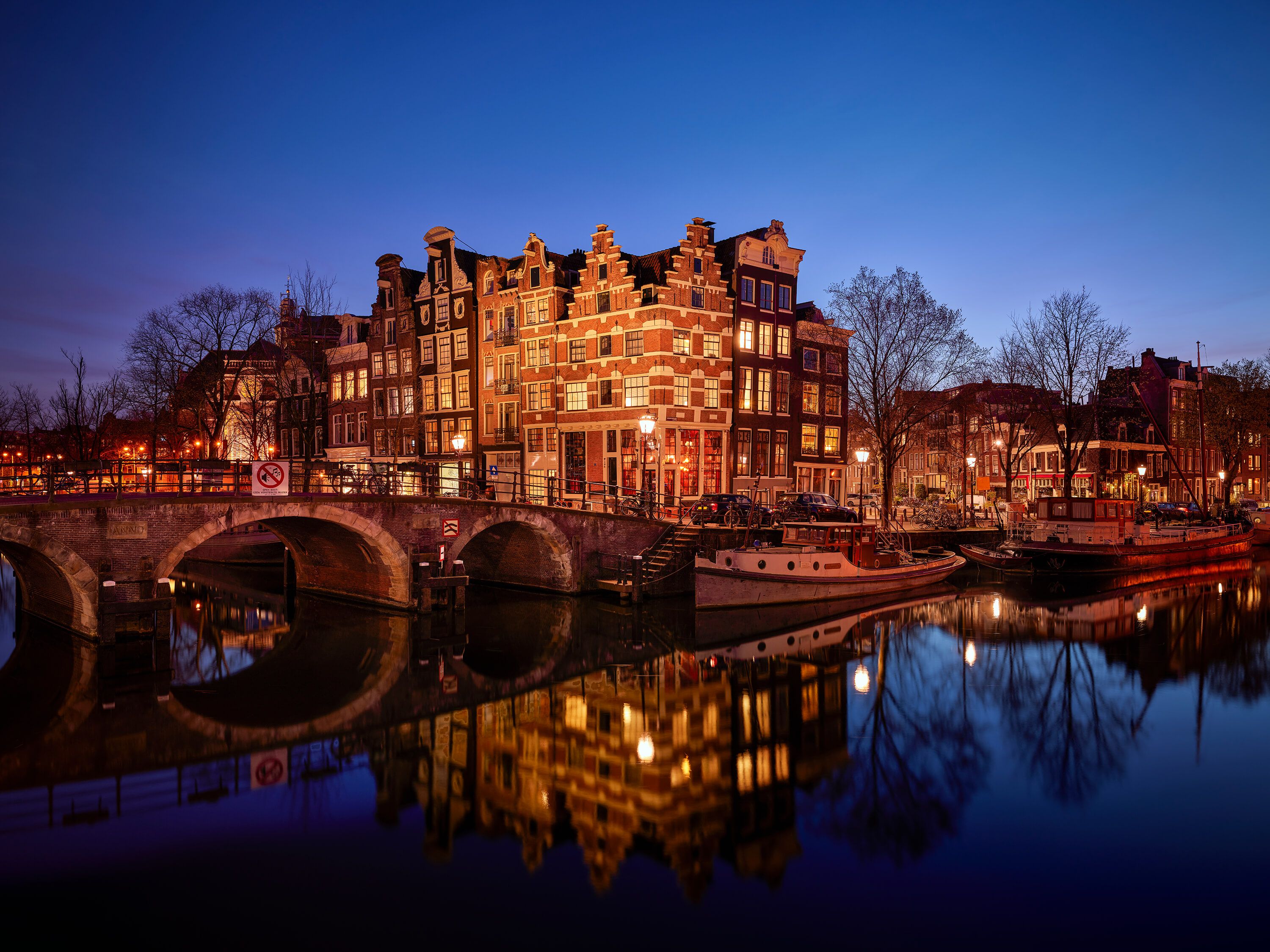 Gebouwen - Verlichte huizen langs de gracht - Tienerkamer Gebouwen - Verlichte huizen langs de gracht - Tienerkamer