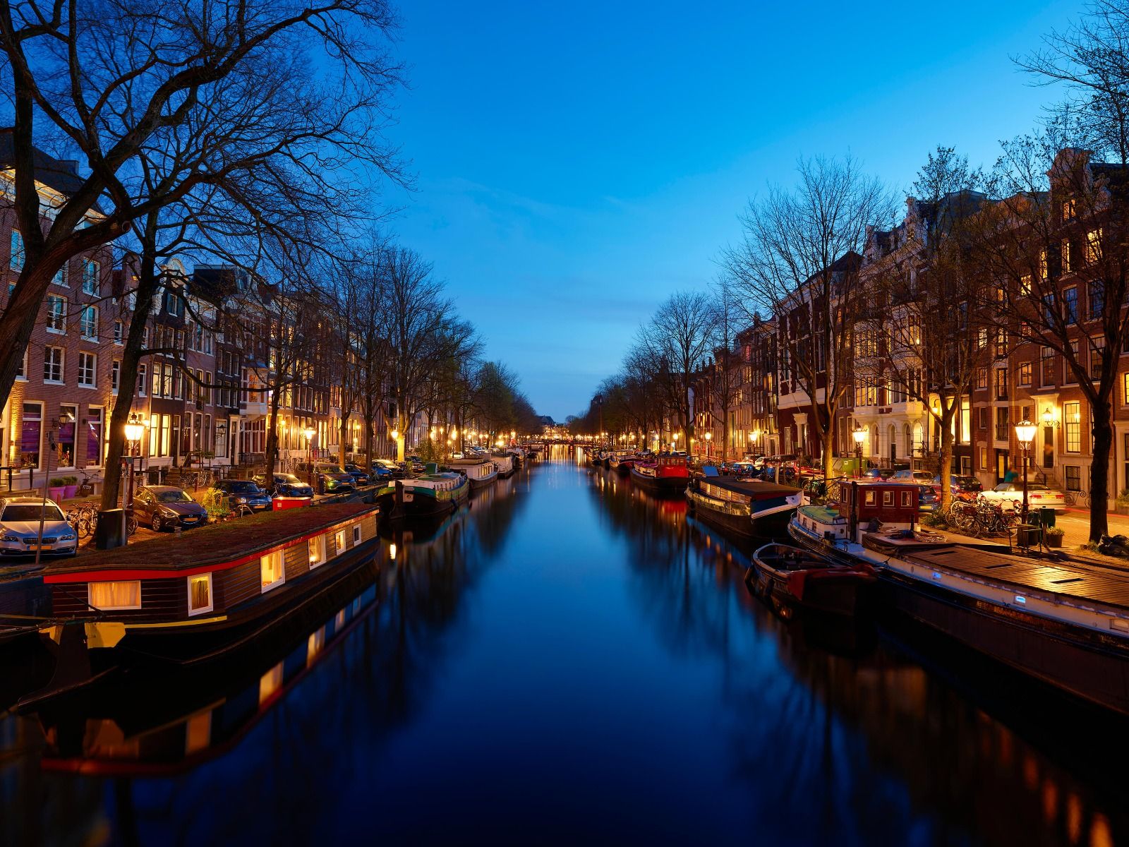 Steden behang - Woonboten langs verlichte gracht - Verkoopafdeling Steden behang - Woonboten langs verlichte gracht - Verkoopafdeling