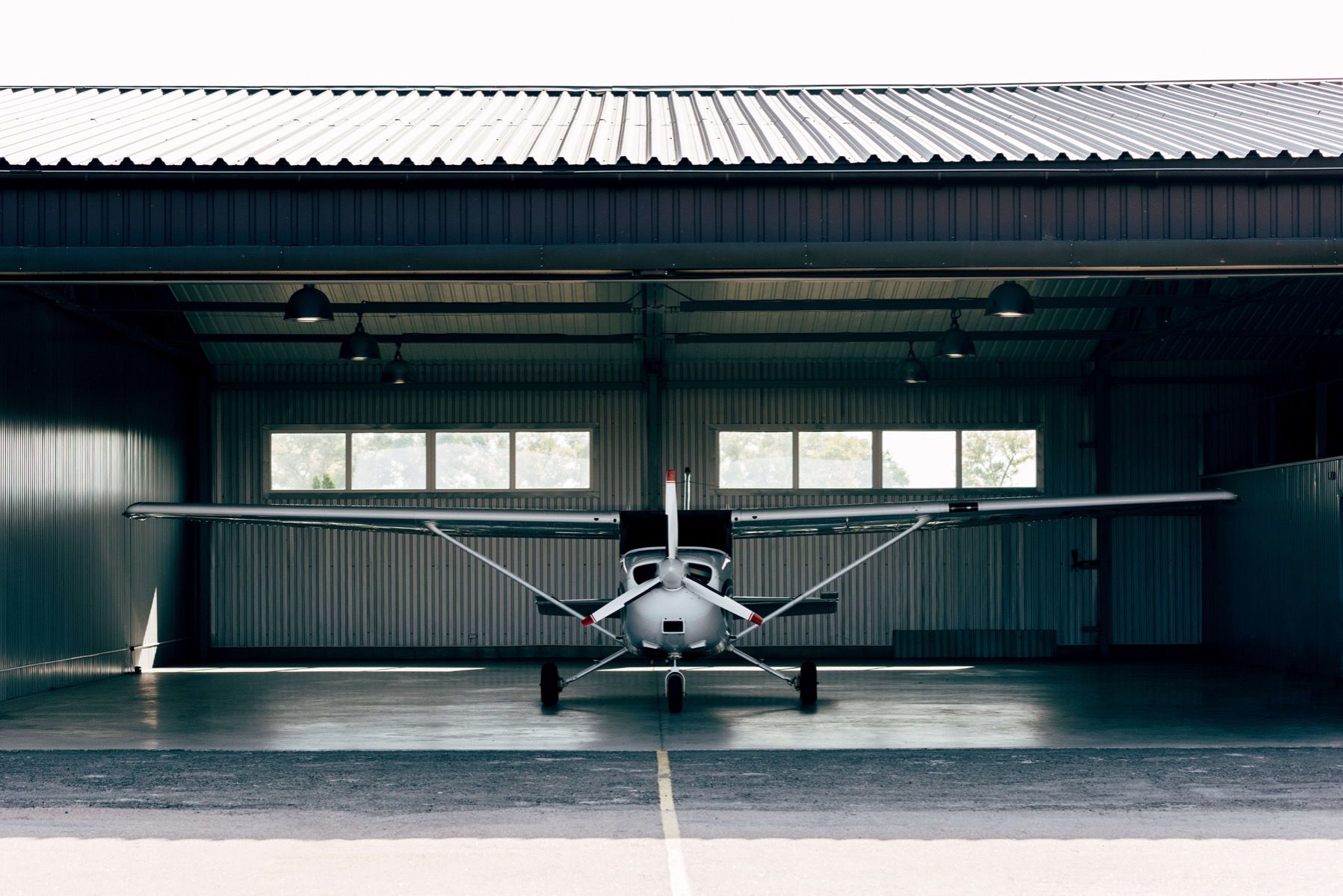 Transport Vliegtuigje in hangar