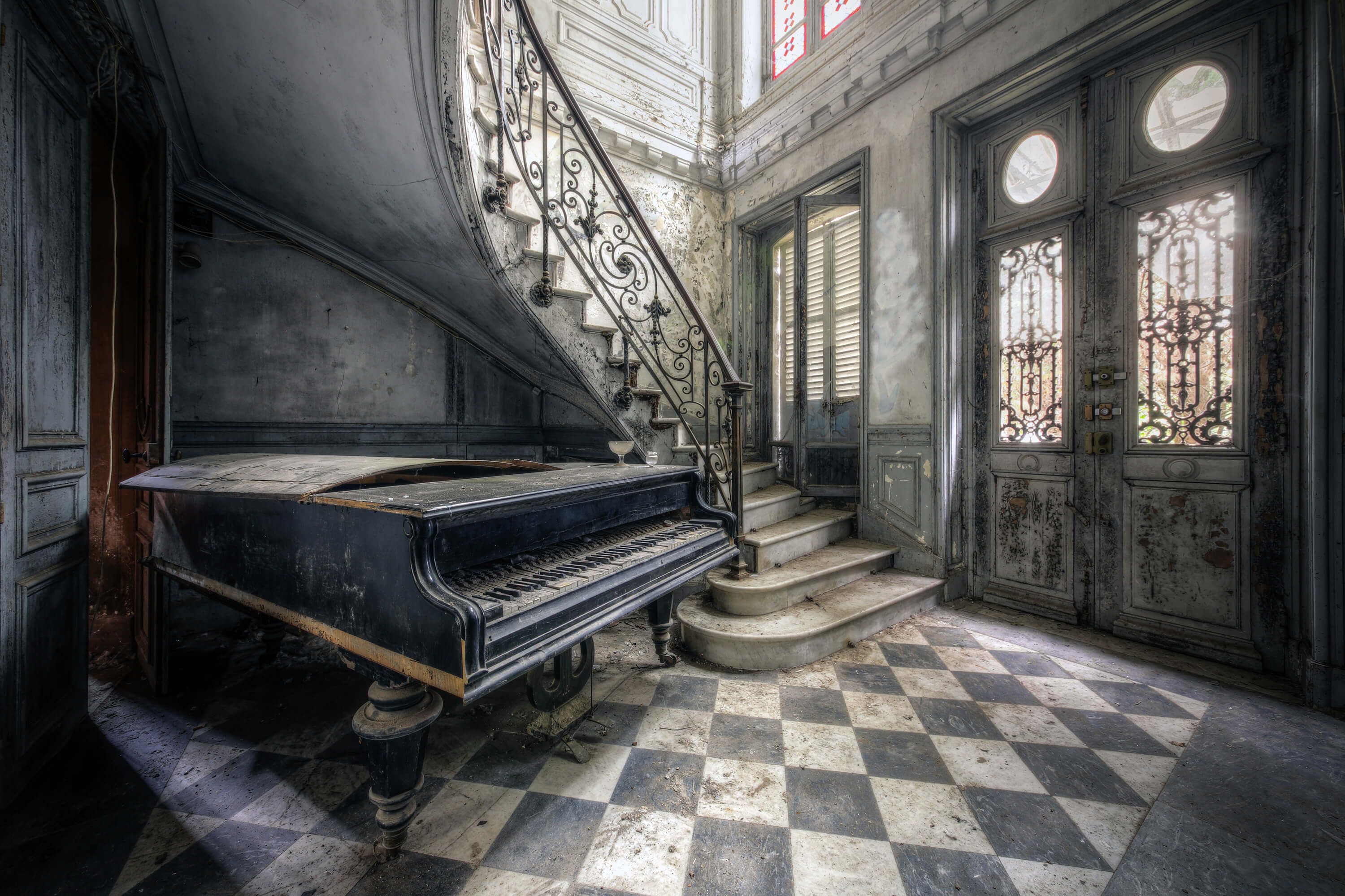 wallpaper Piano in een verlaten ruimte