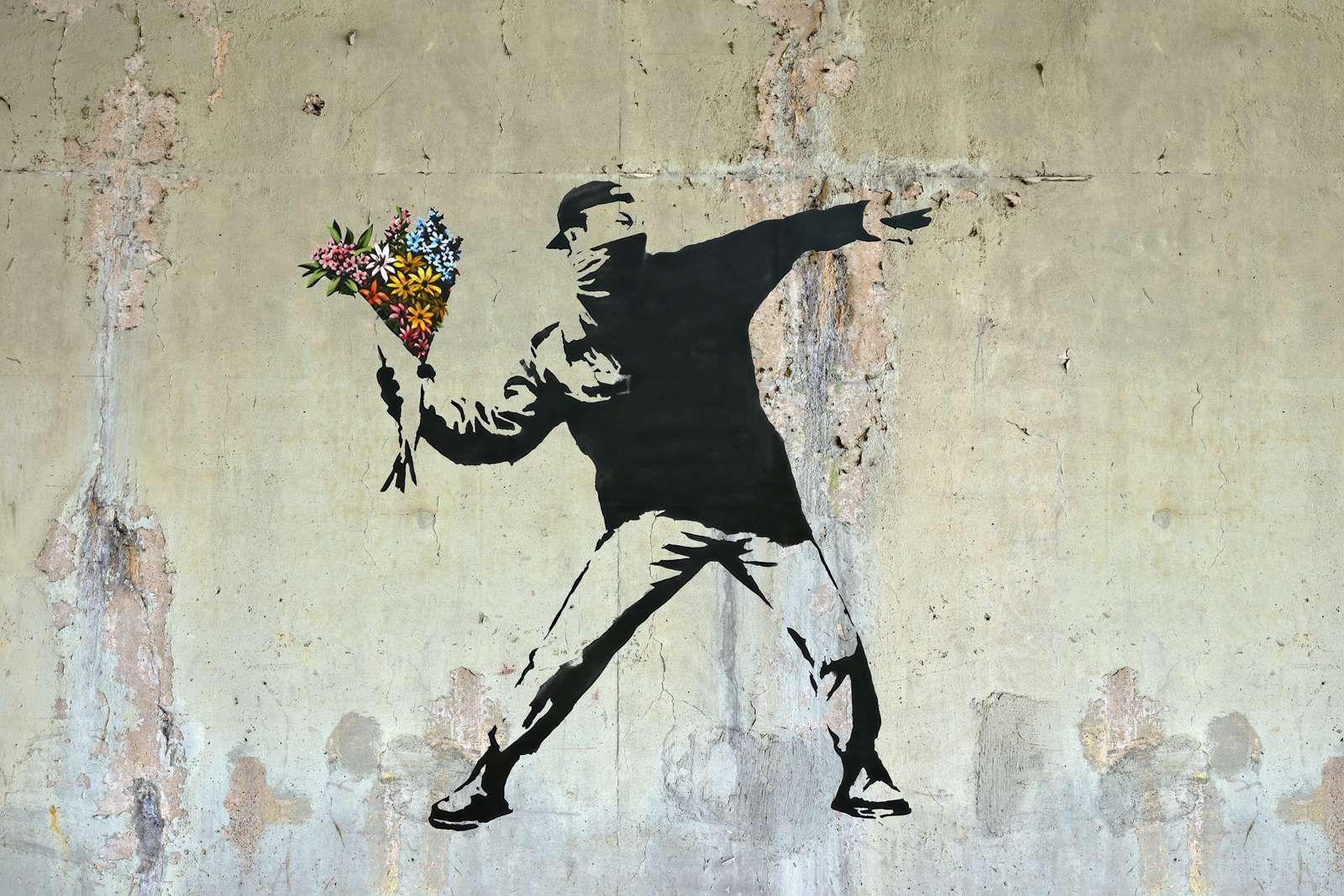 Fotobehang - Banksy - Flower thrower, raw concrete - Fotobehang, image size:1600x1067
