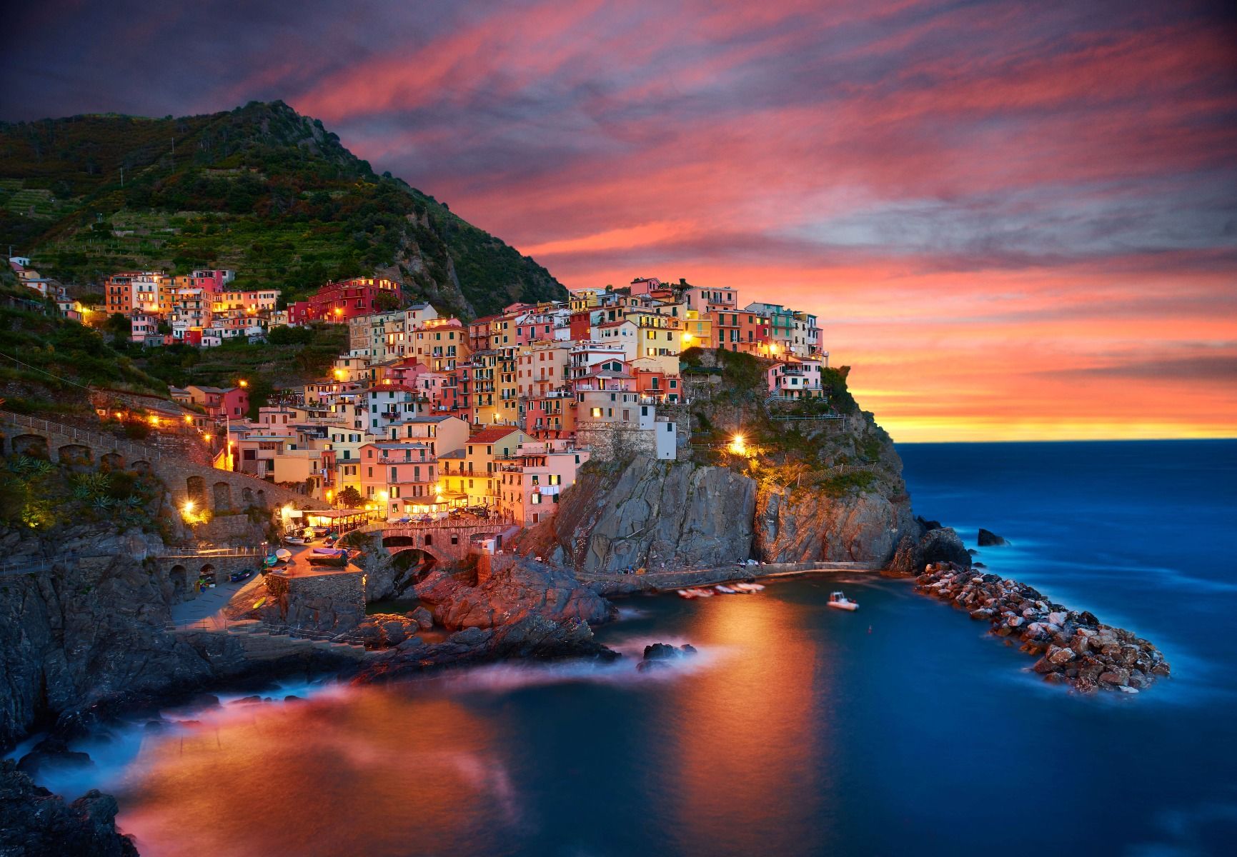 Italiaans stadje bij zonsondergang Italiaans stadje bij zonsondergang