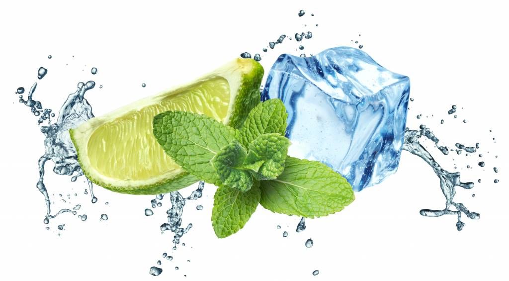Opspattend water met munt en limoen main product photo