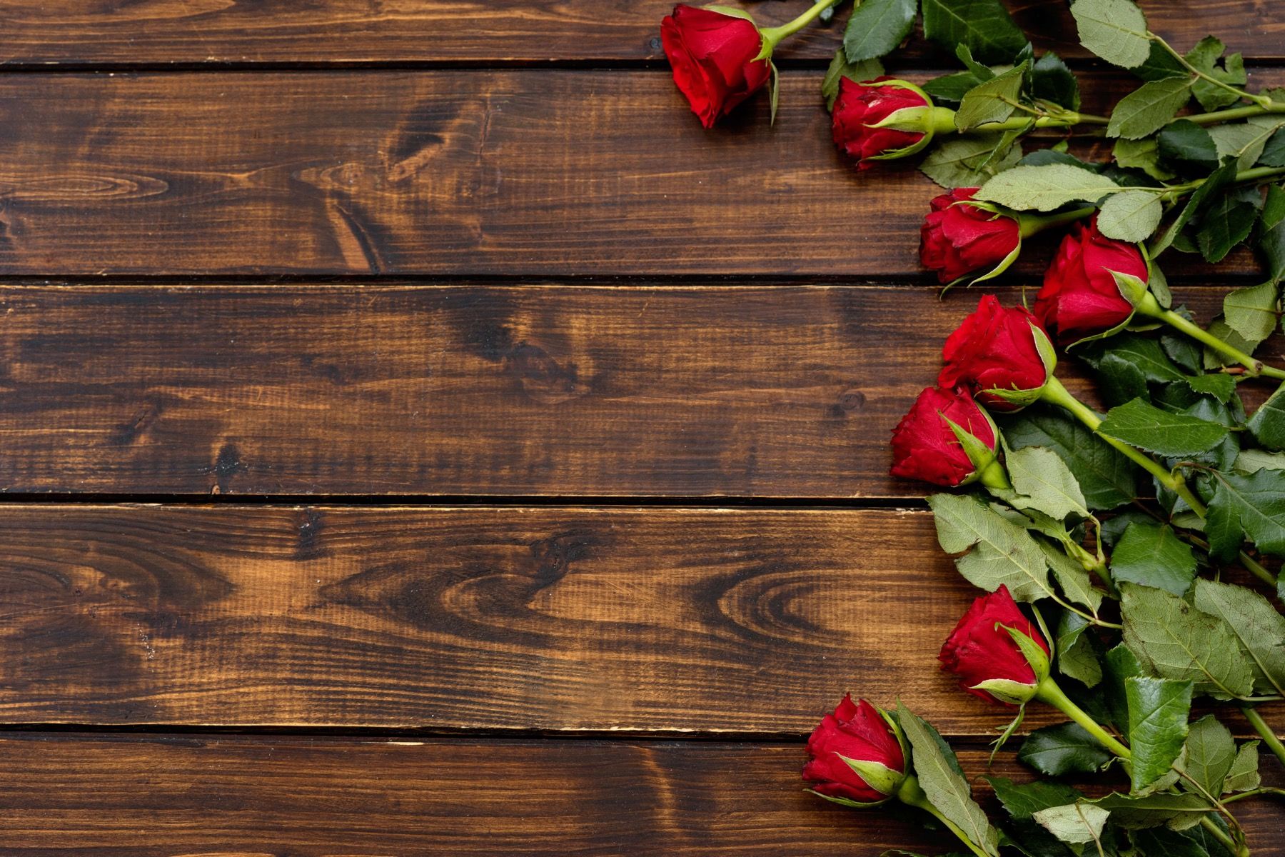 Rode rozen op hout main product photo