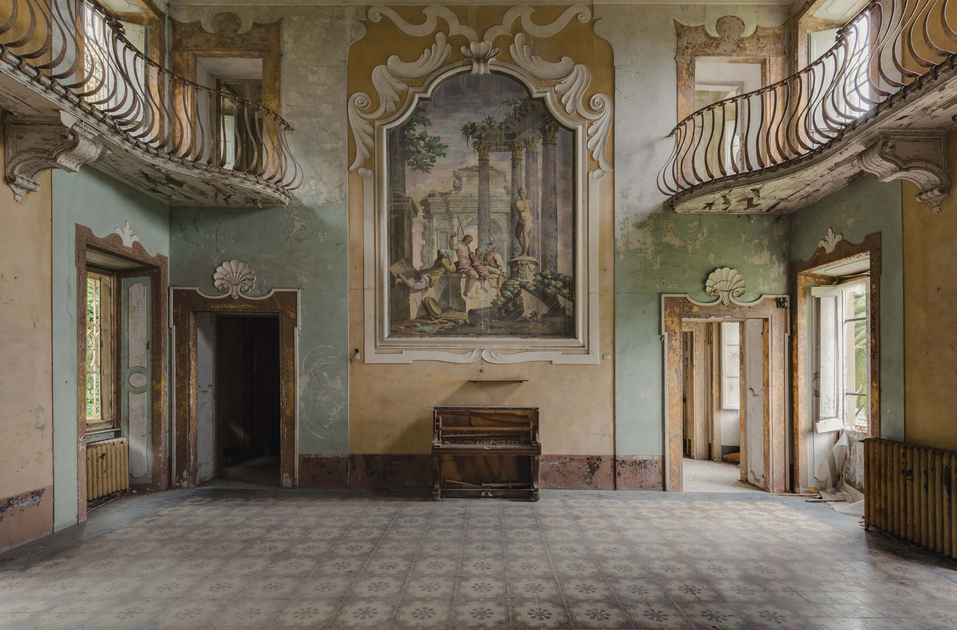 Prachtige ruimte in een verlaten gebouw main product photo