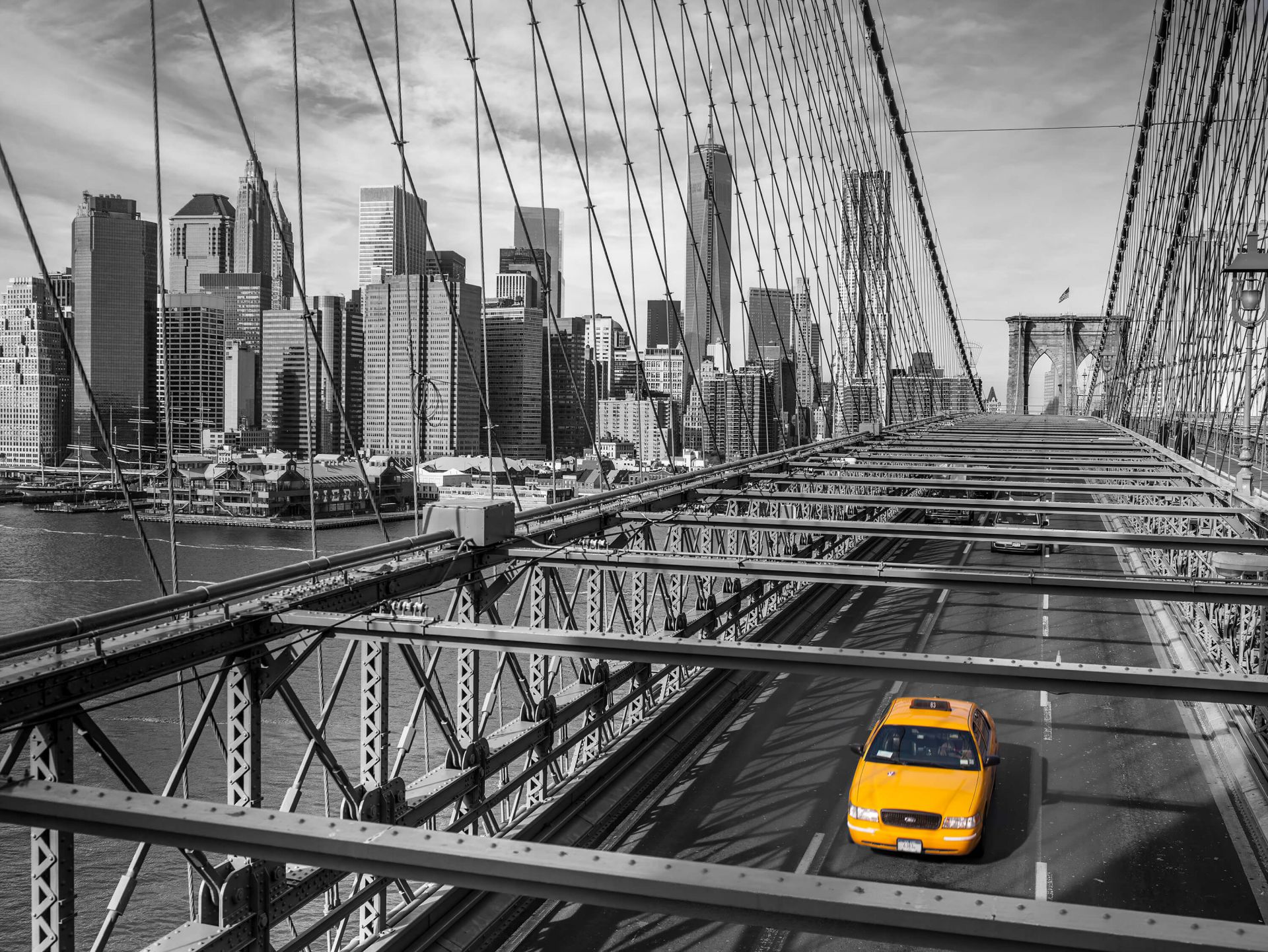 Een taxi over de Brooklyn bridge main product photo