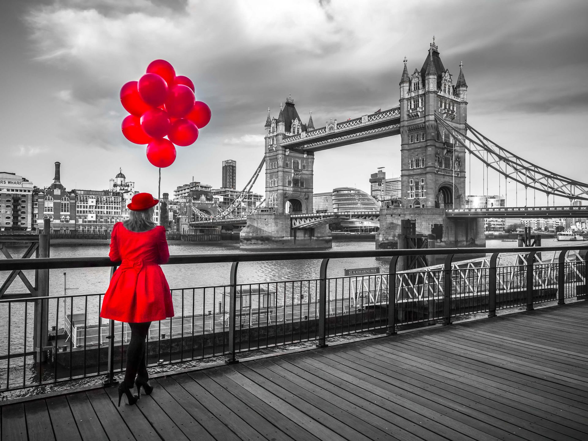 Vrouw bij de Tower bridge main product photo