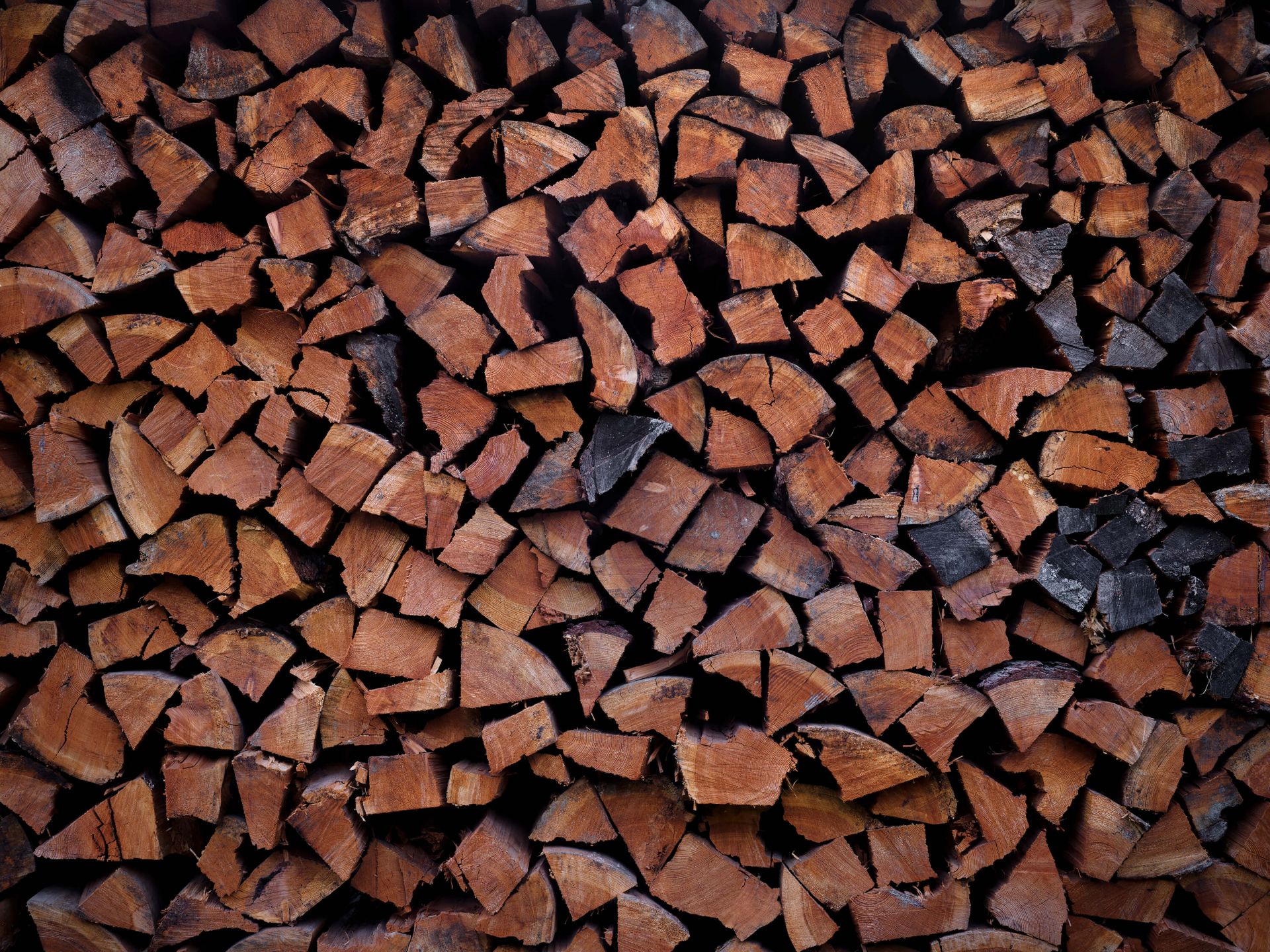 Gekloofd en gestapeld hout main product photo