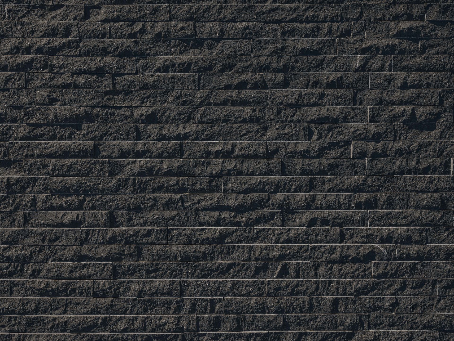 Muur met donkere stenen
