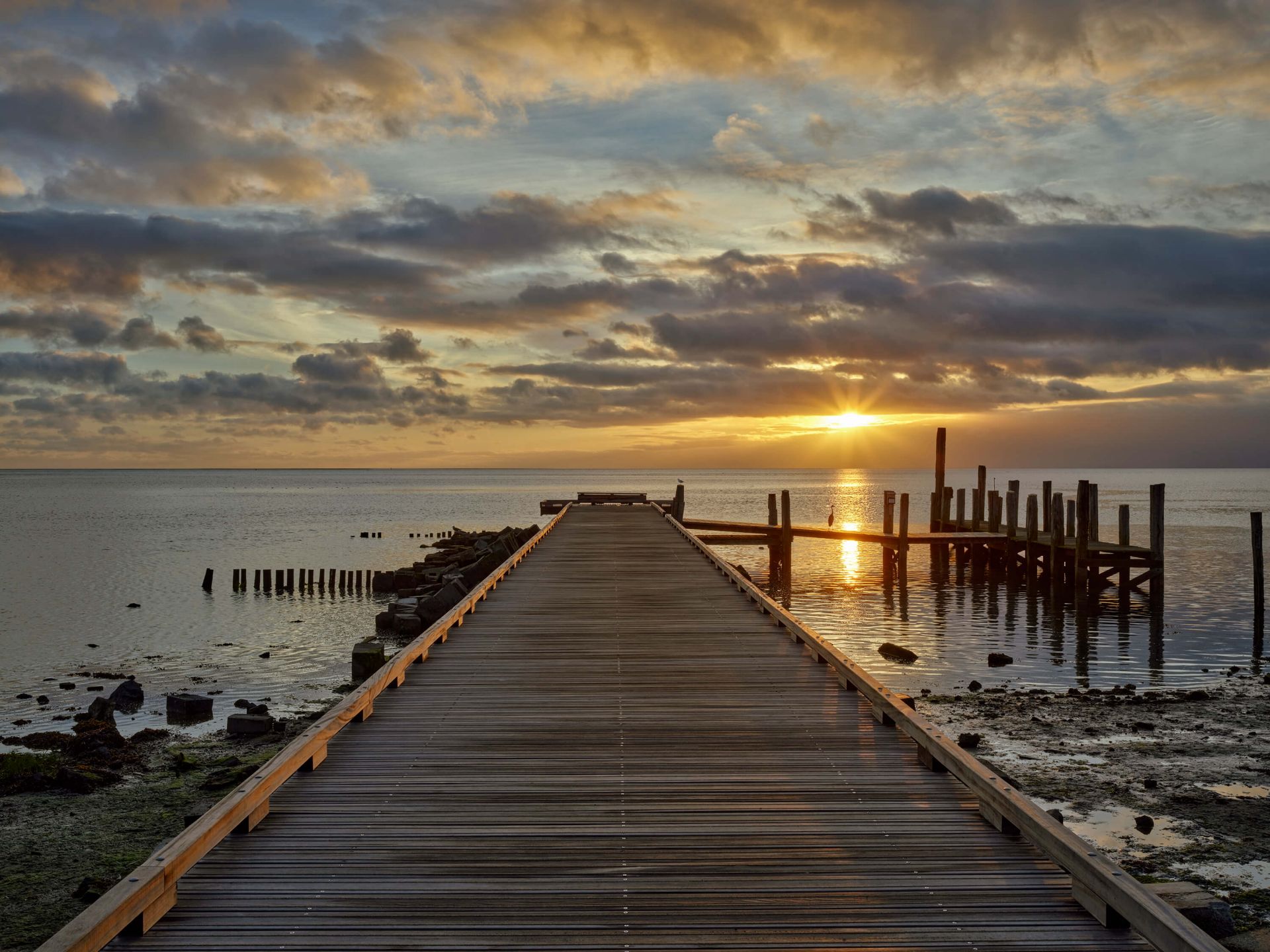 Houten steiger met zonsopkomst main product photo