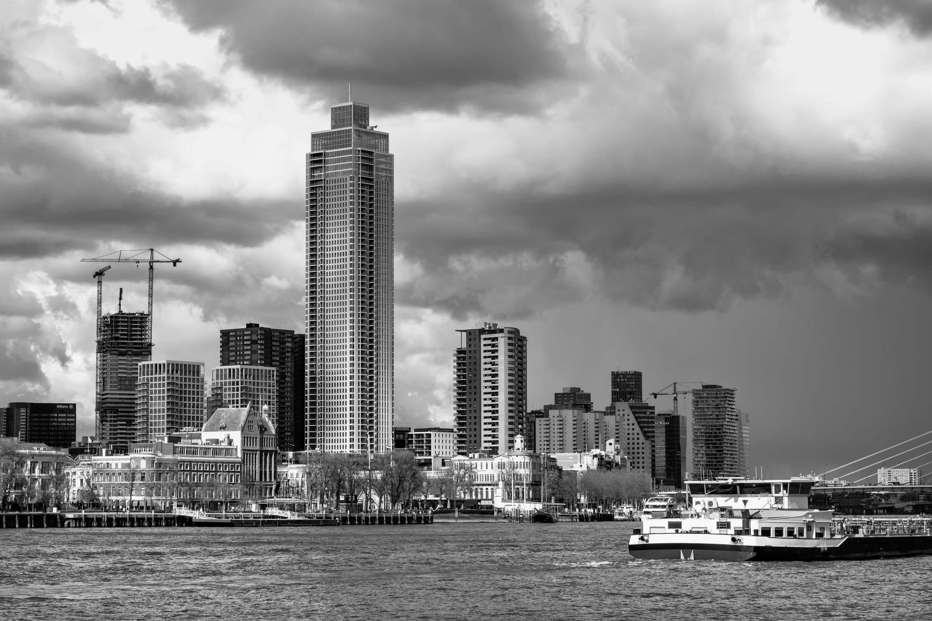 Oh Haast je Turbine Skyline Rotterdam (Westerkade) vanaf Katendrecht (zwart wit) - - Fotobehang