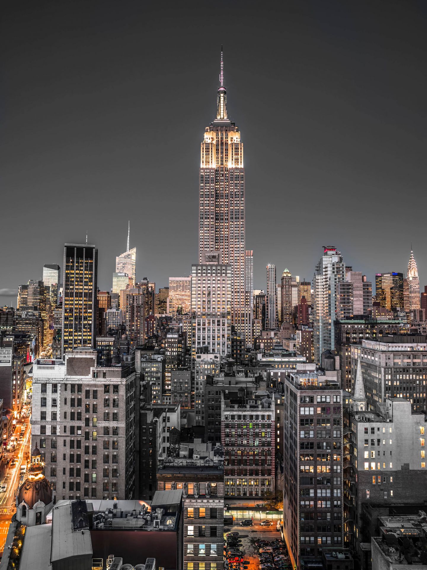 Empire State Building in de avond main product photo