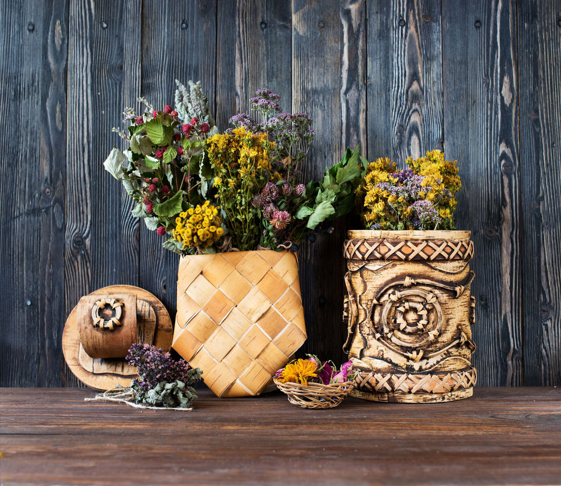 Bloemen op hout achtergrond