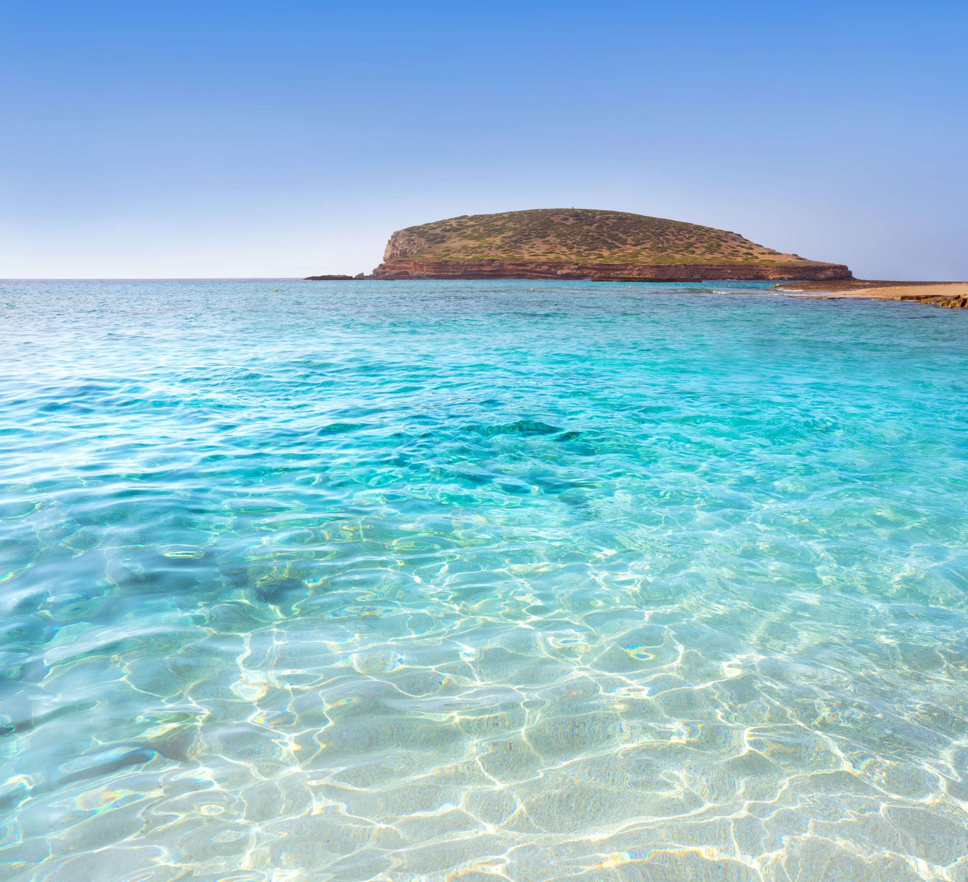 Blauw water met eiland