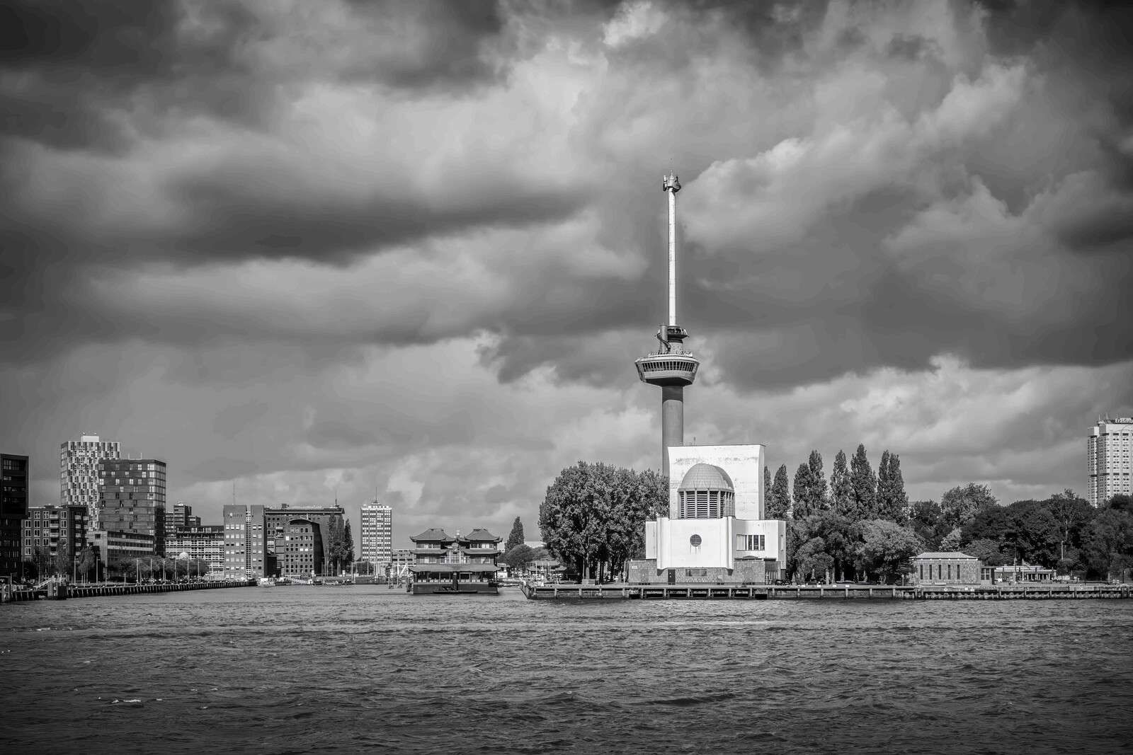 Euromast en Maas in Monochroom