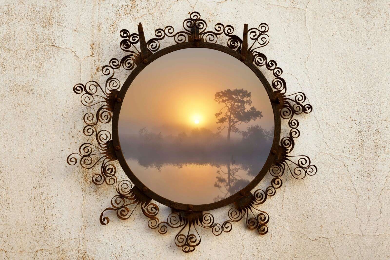 Zonsopkomst boven mistig meer