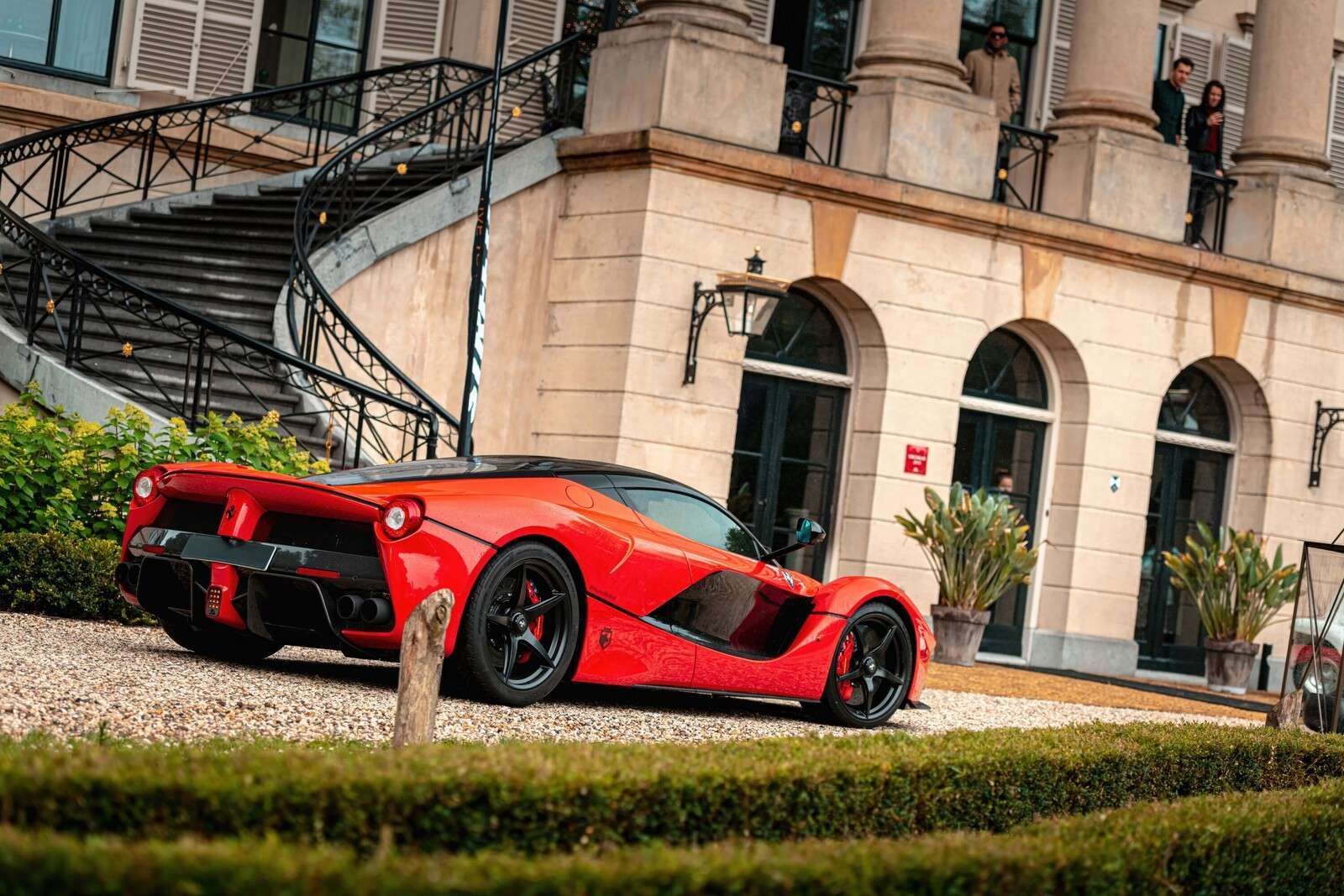 Ferrari laFerrari bij luxe villa