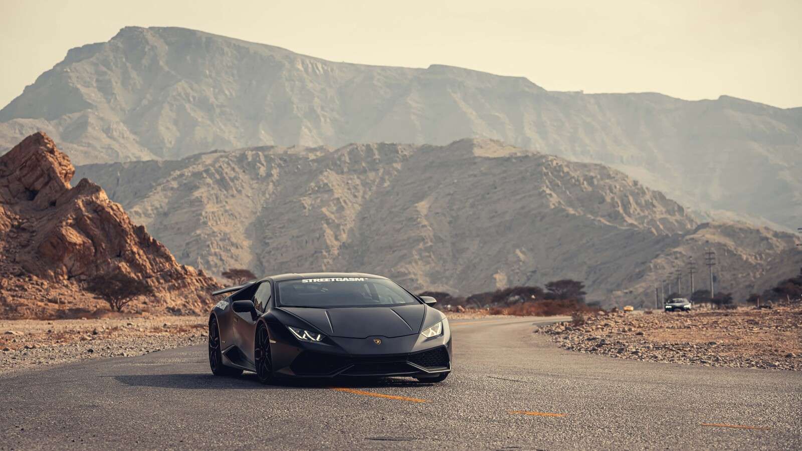 Zwarte supercar in woestijn