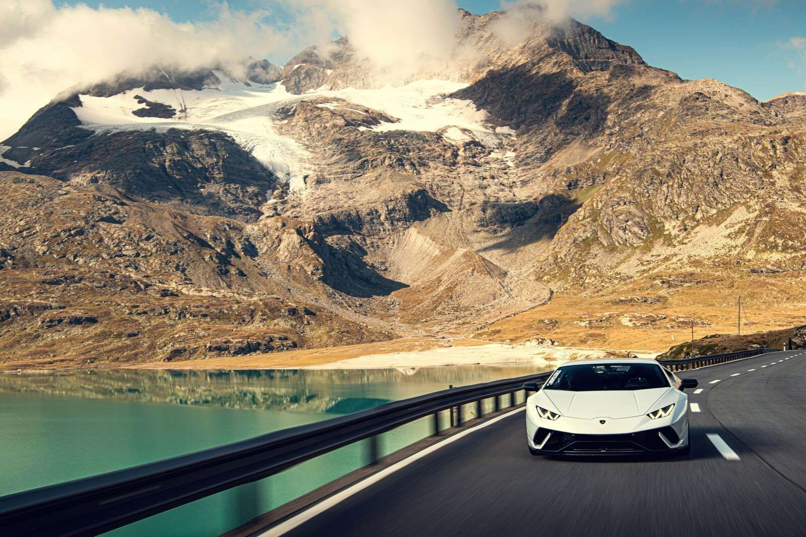 Lamborghini Huracán in de bergen