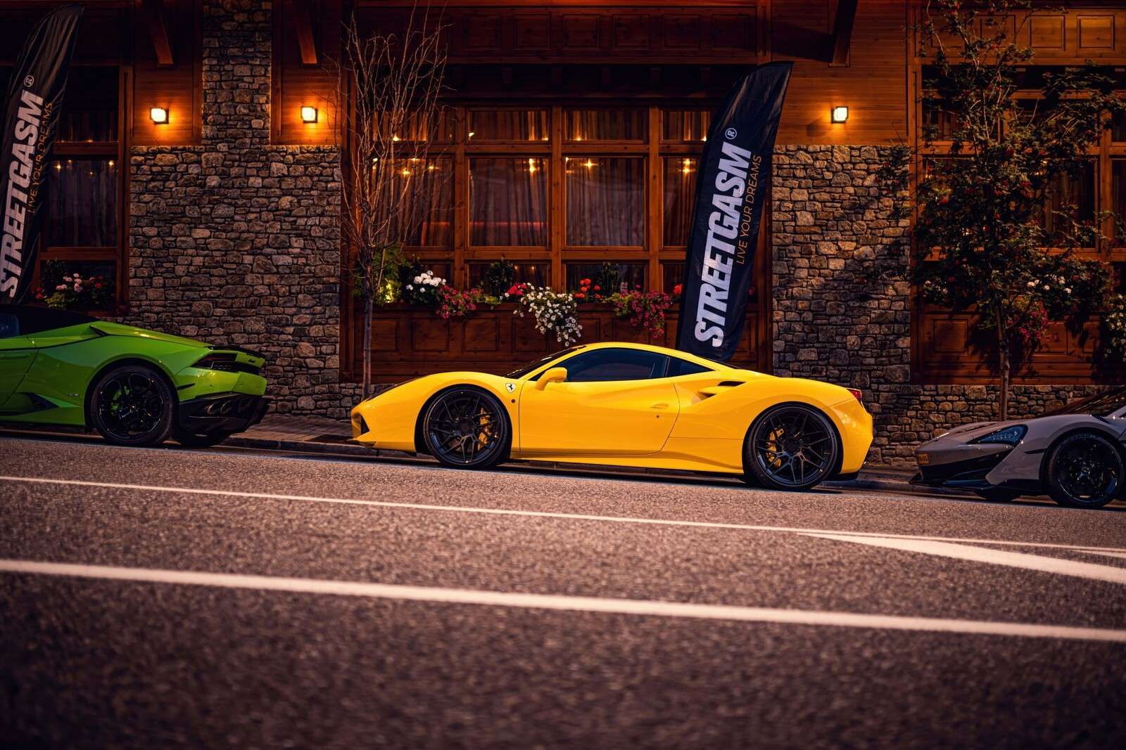 Exclusieve auto's bij houten lodge