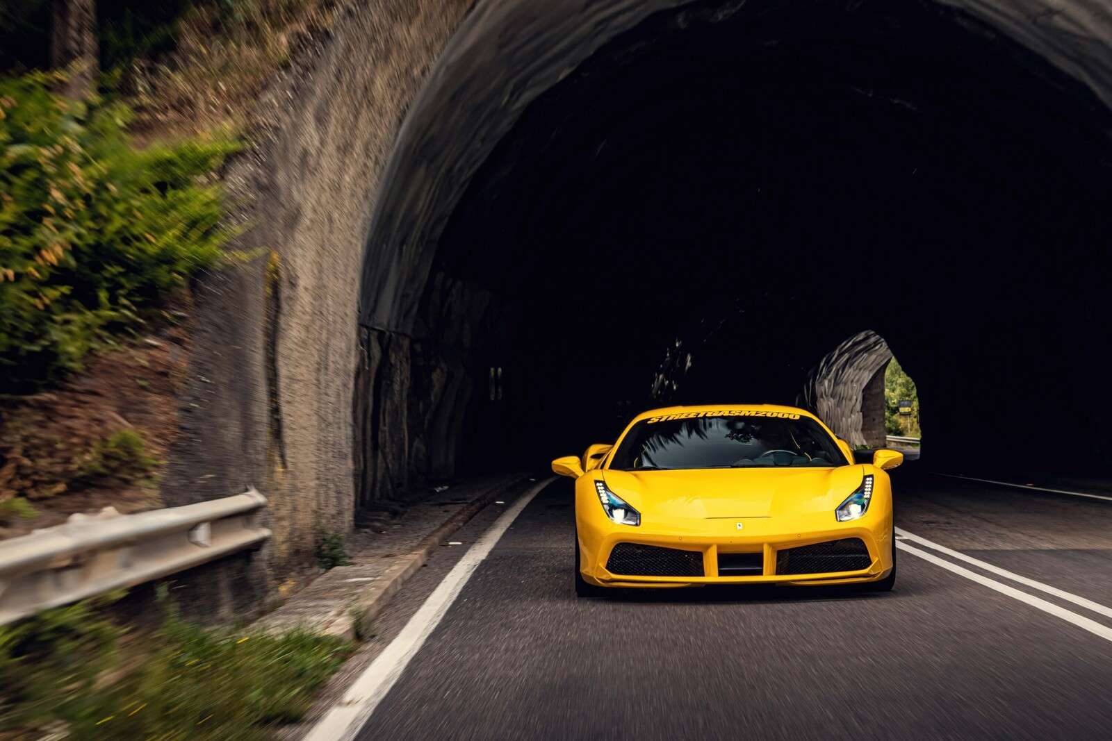 Ferrari 488 GTB op bergroute