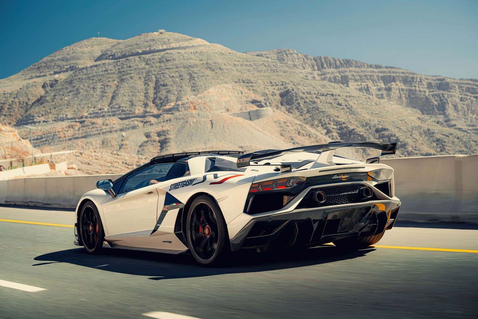 Witte supercar op bergpas