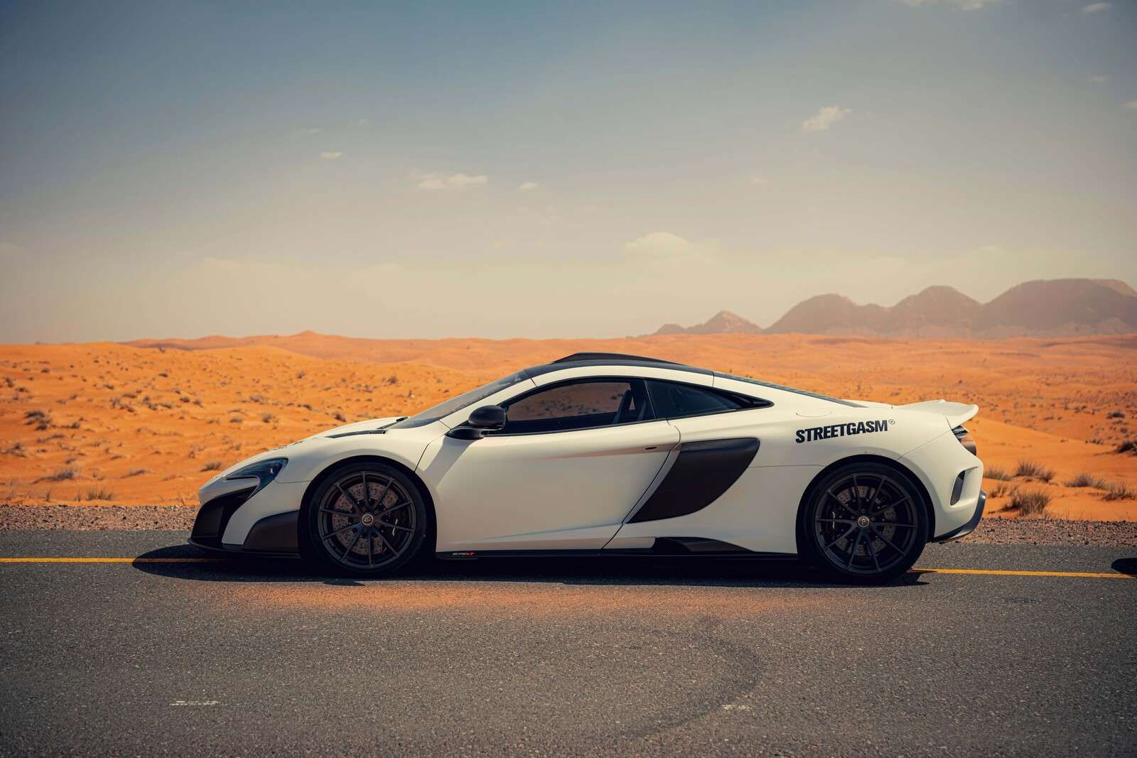McLaren 675LT in de woestijn