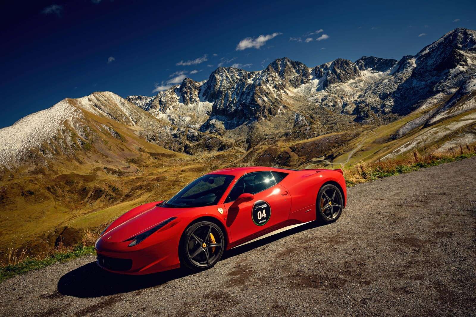 Ferrari 458 met alpentoppen
