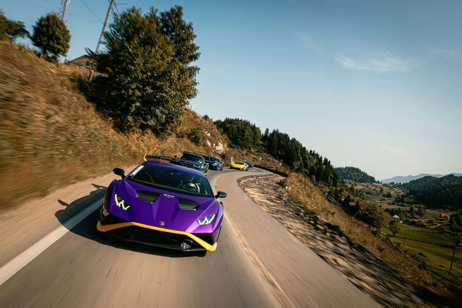 Supercar konvooi door de bergen