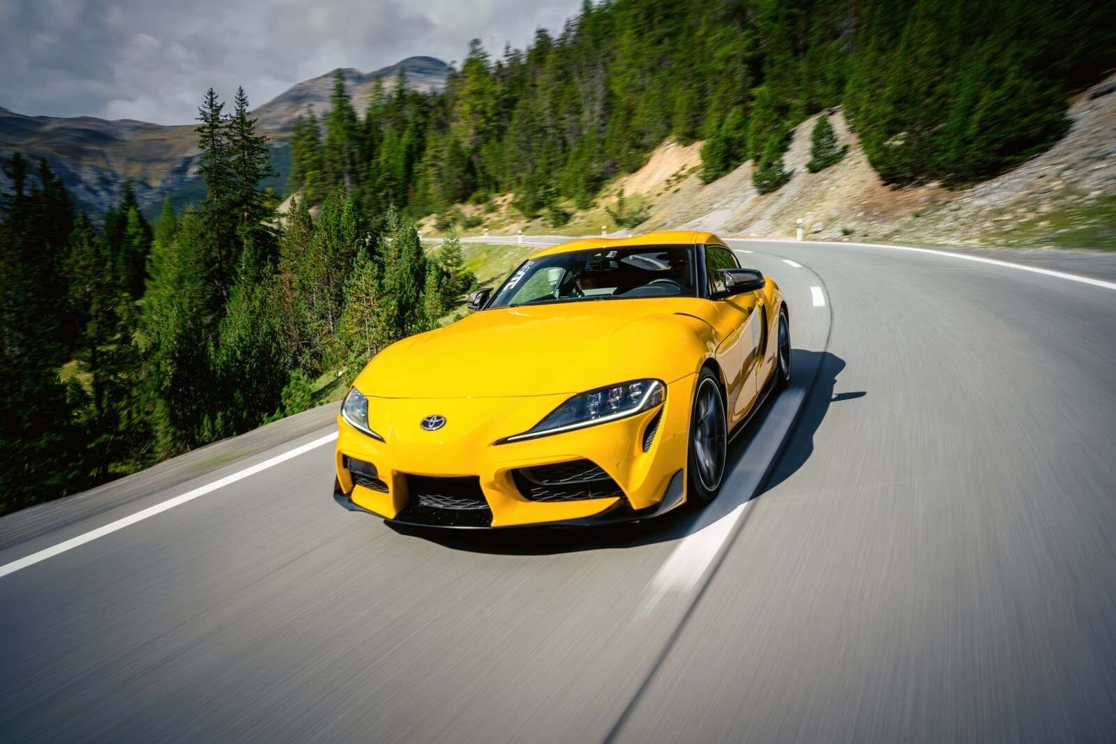 Gele Toyota Supra in bergen