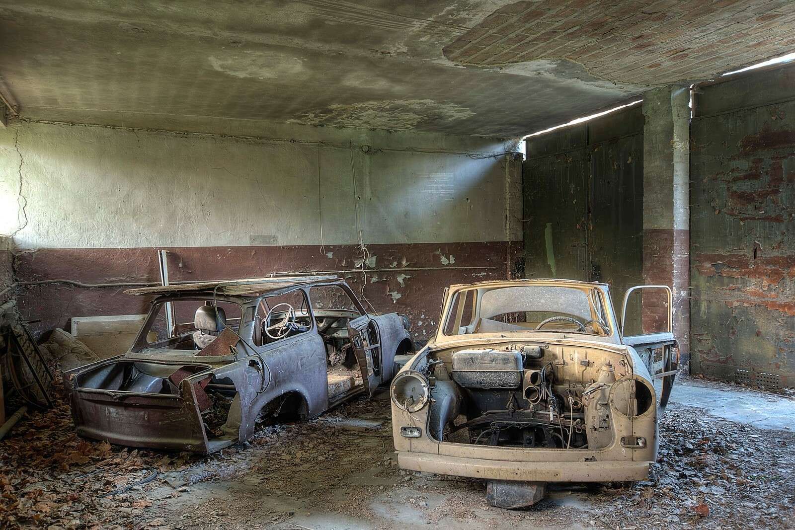 Verlaten garage met wrakken