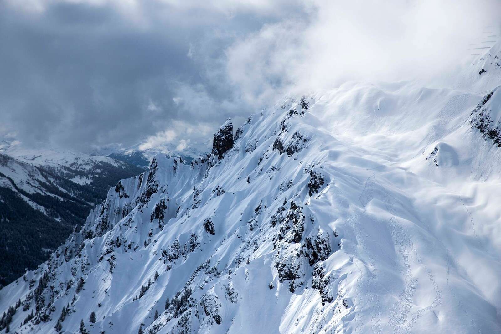 Verse sporen in stille sneeuwhelling