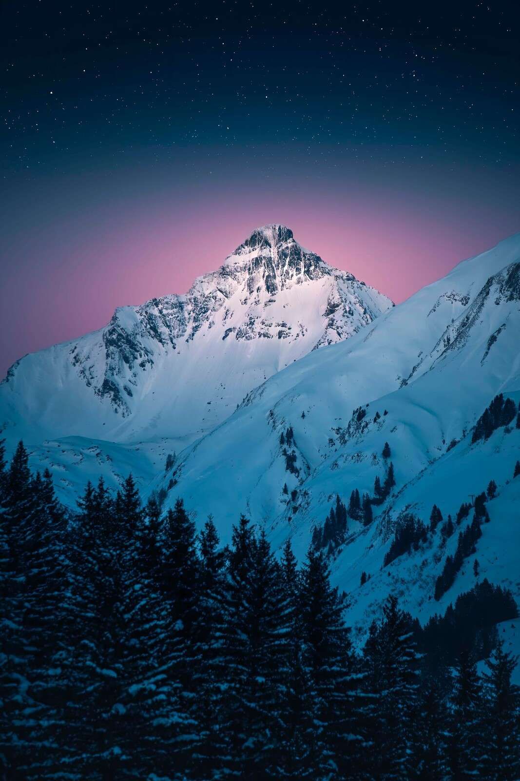 Besneeuwde bergtop bij sterrennacht