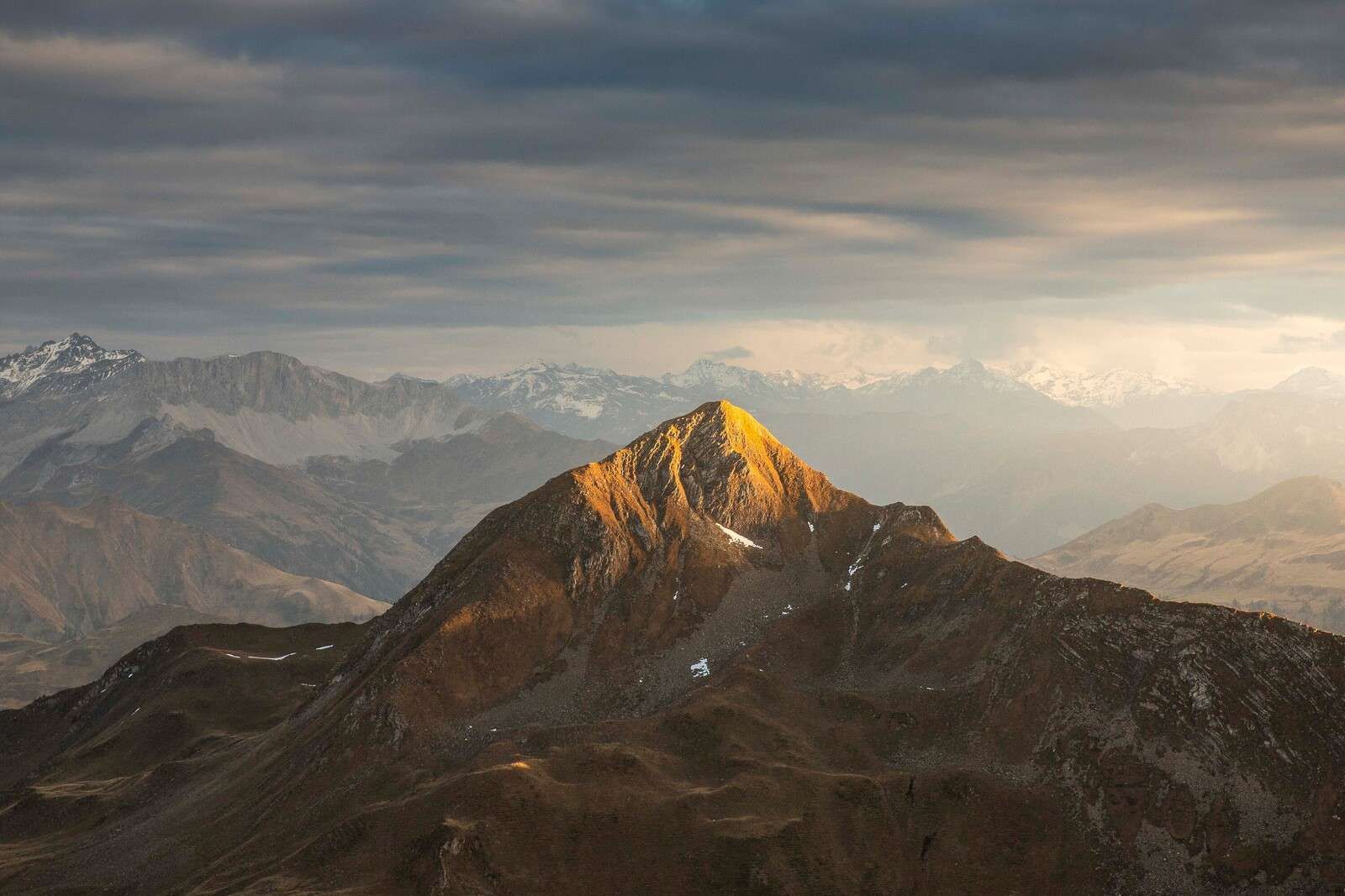 Gouden zonlicht op bergtop bij zonsopkomst