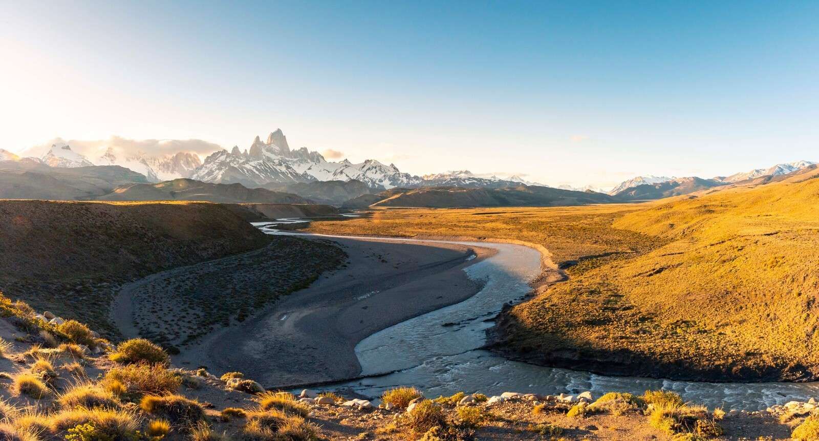Berglandschap met kronkelende rivier in ochtendlicht