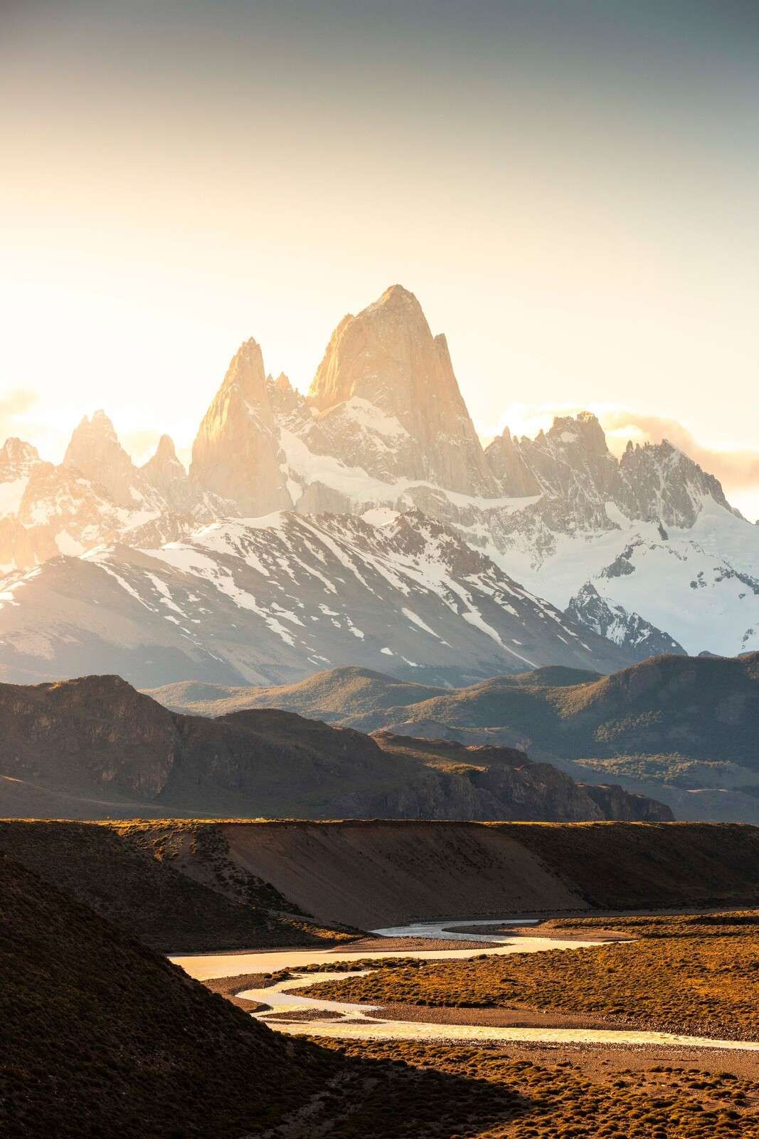 Gouden zonsopgang in bergvallei
