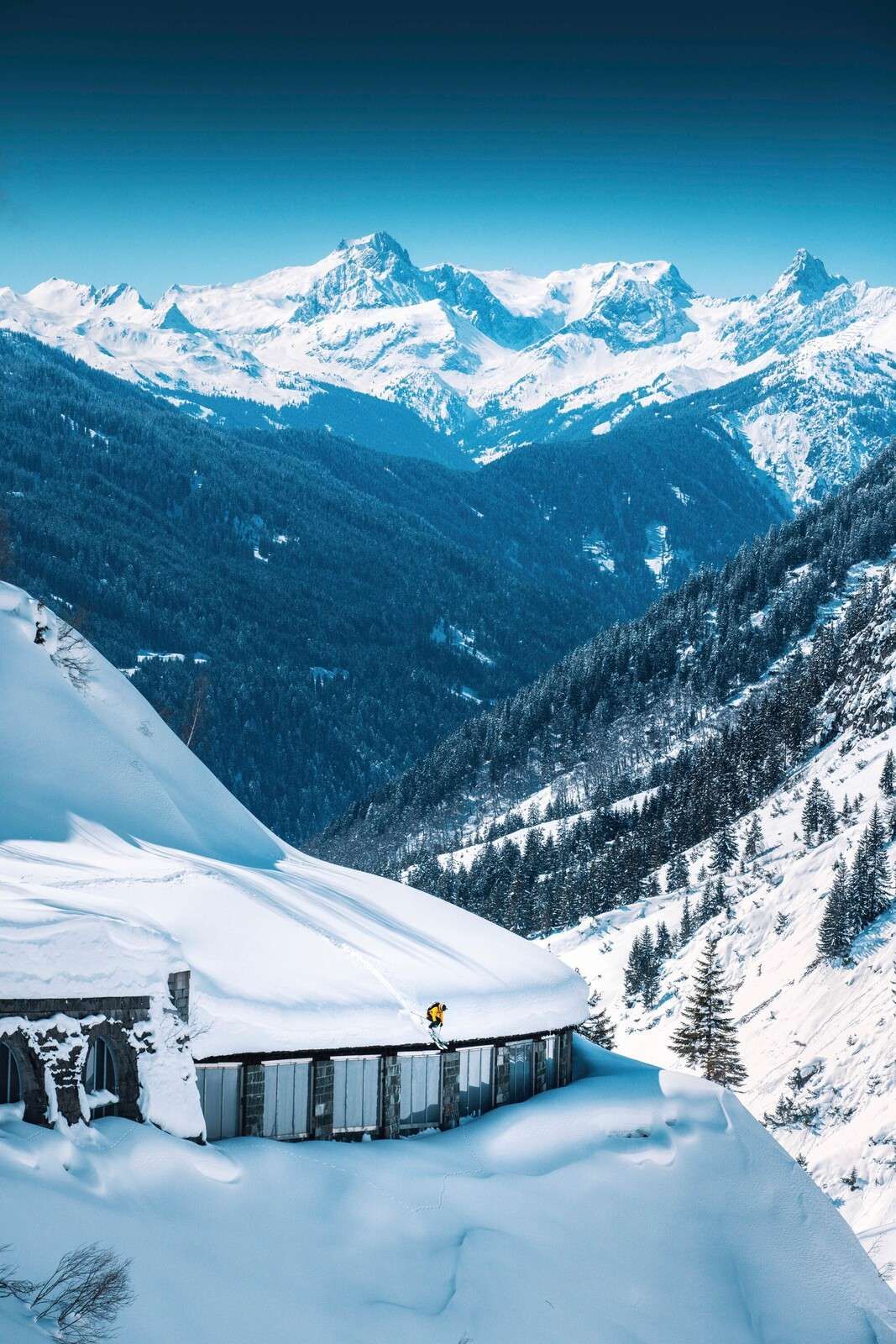 Diepblauwe alpentoppen in wintersneeuw