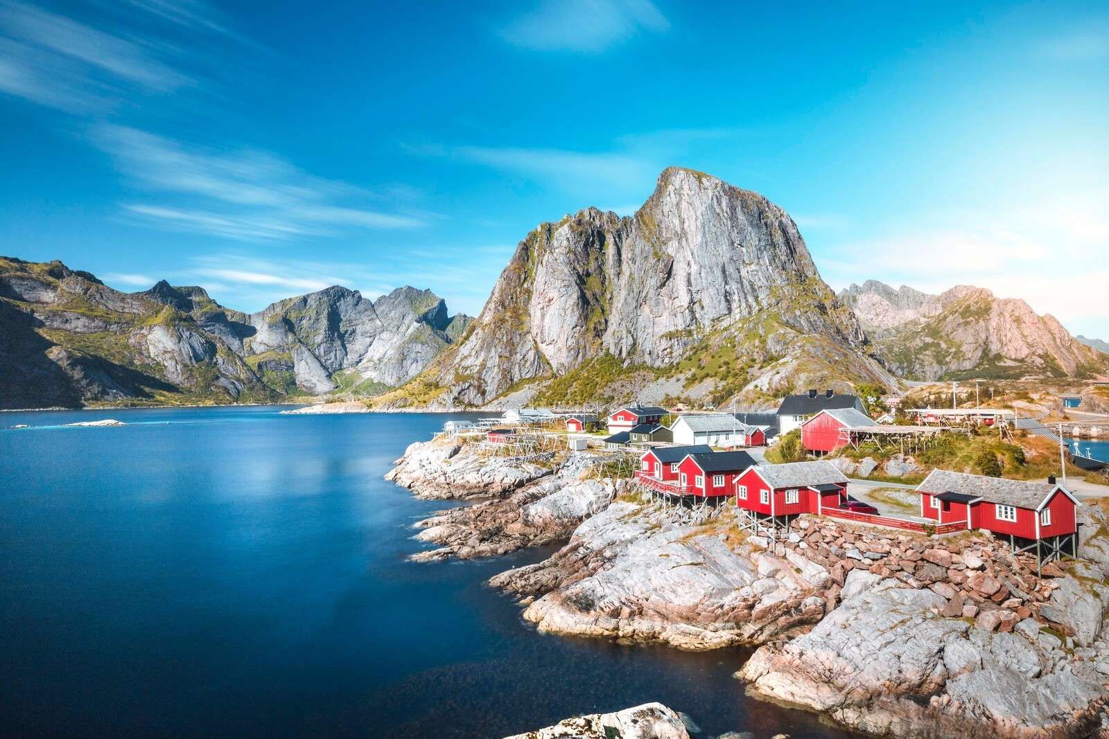 Rode vissershuisjes aan noorse fjord
