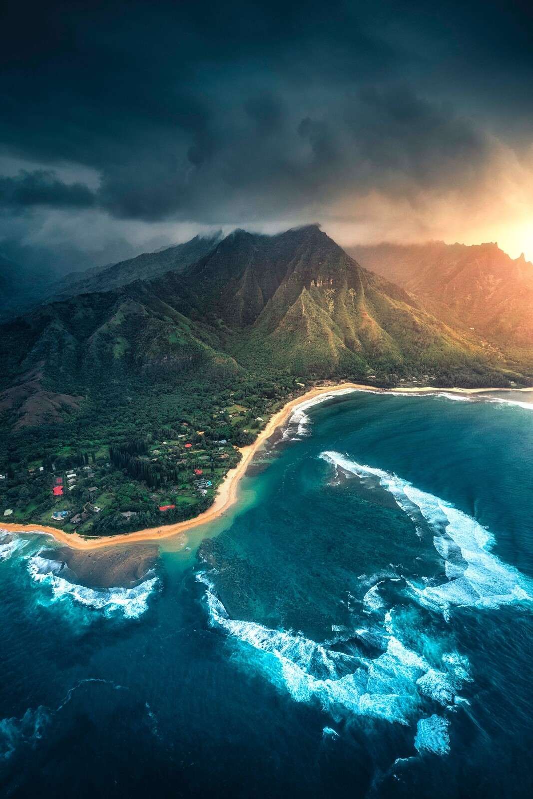 Tropische kustlijn onder dreigende hemel