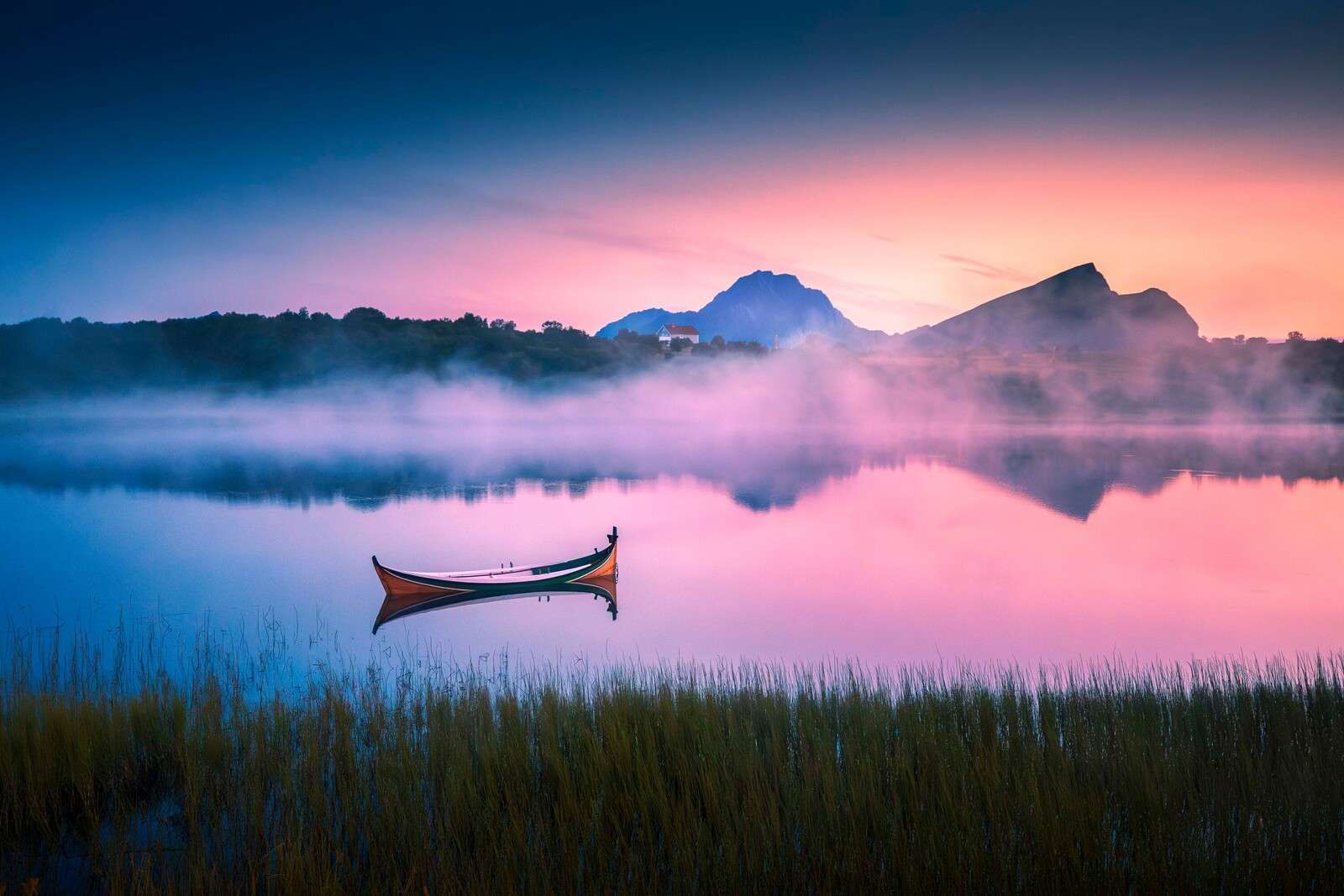 Mistige zonsopgang aan het meer