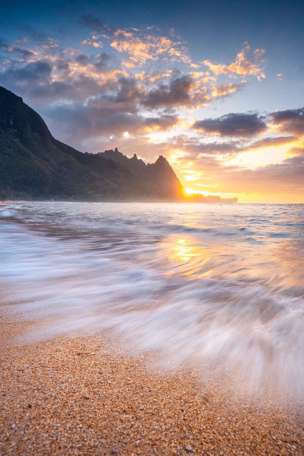Gouden zon over tropisch strand