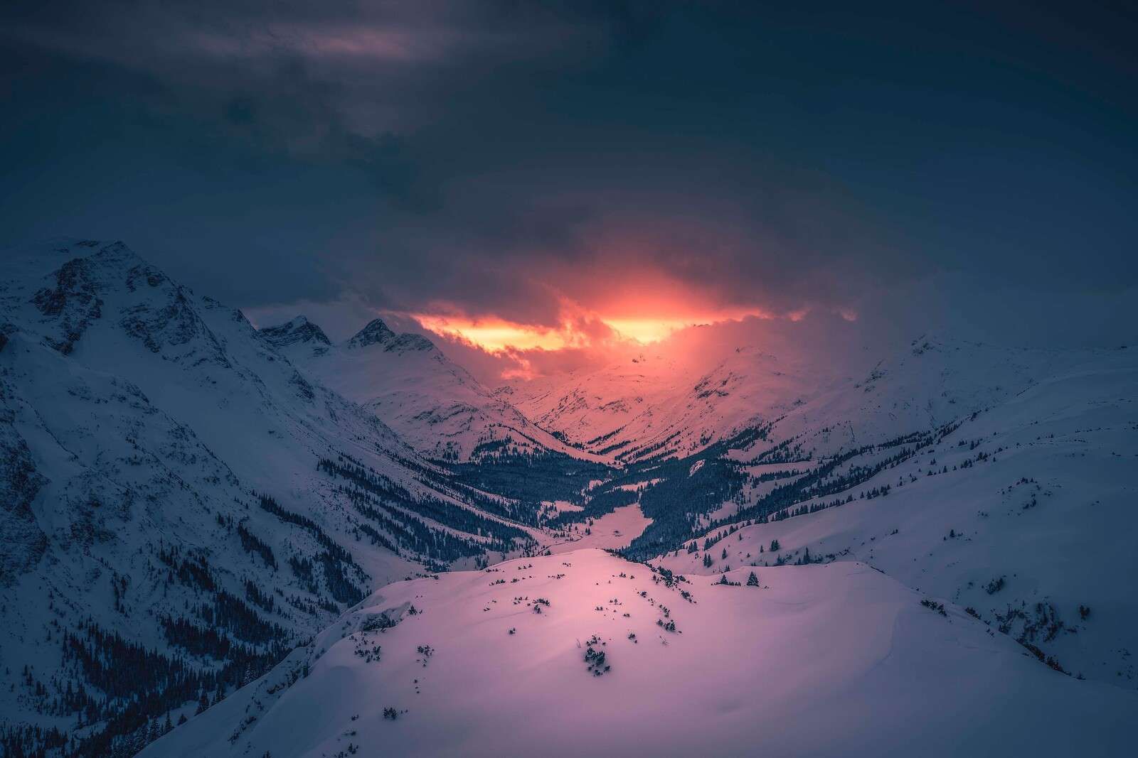 Avondgloed boven stil bergdal