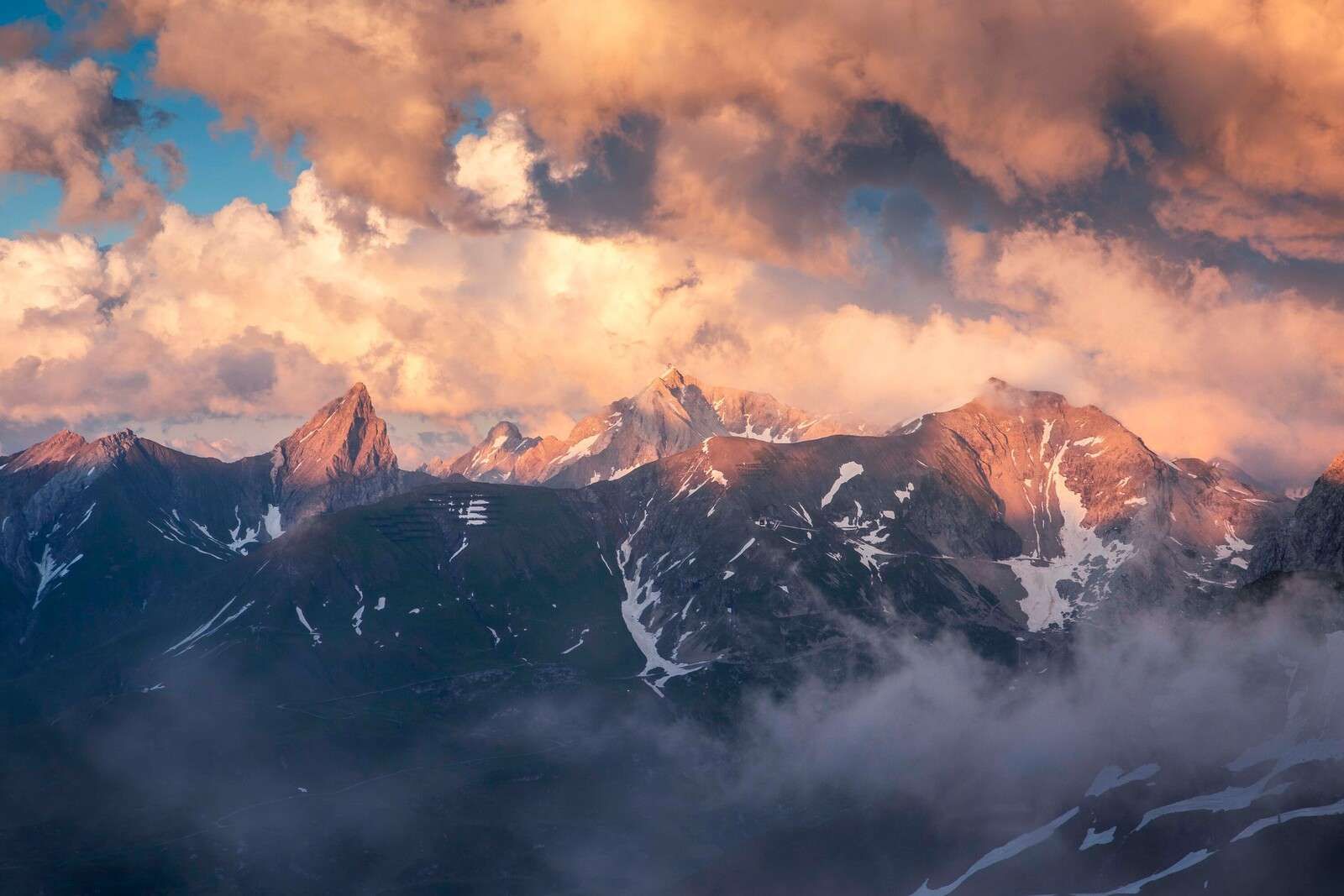 Avondlicht op bergkam