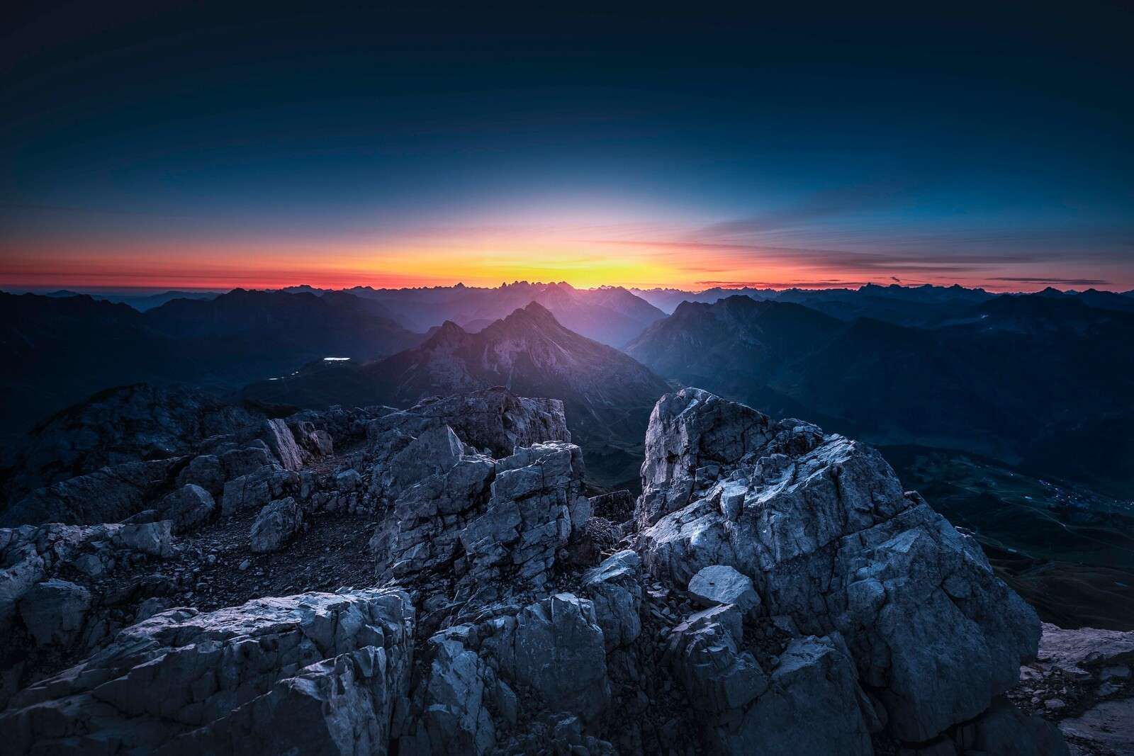 Rotsachtig uitzicht bij zonsopkomst