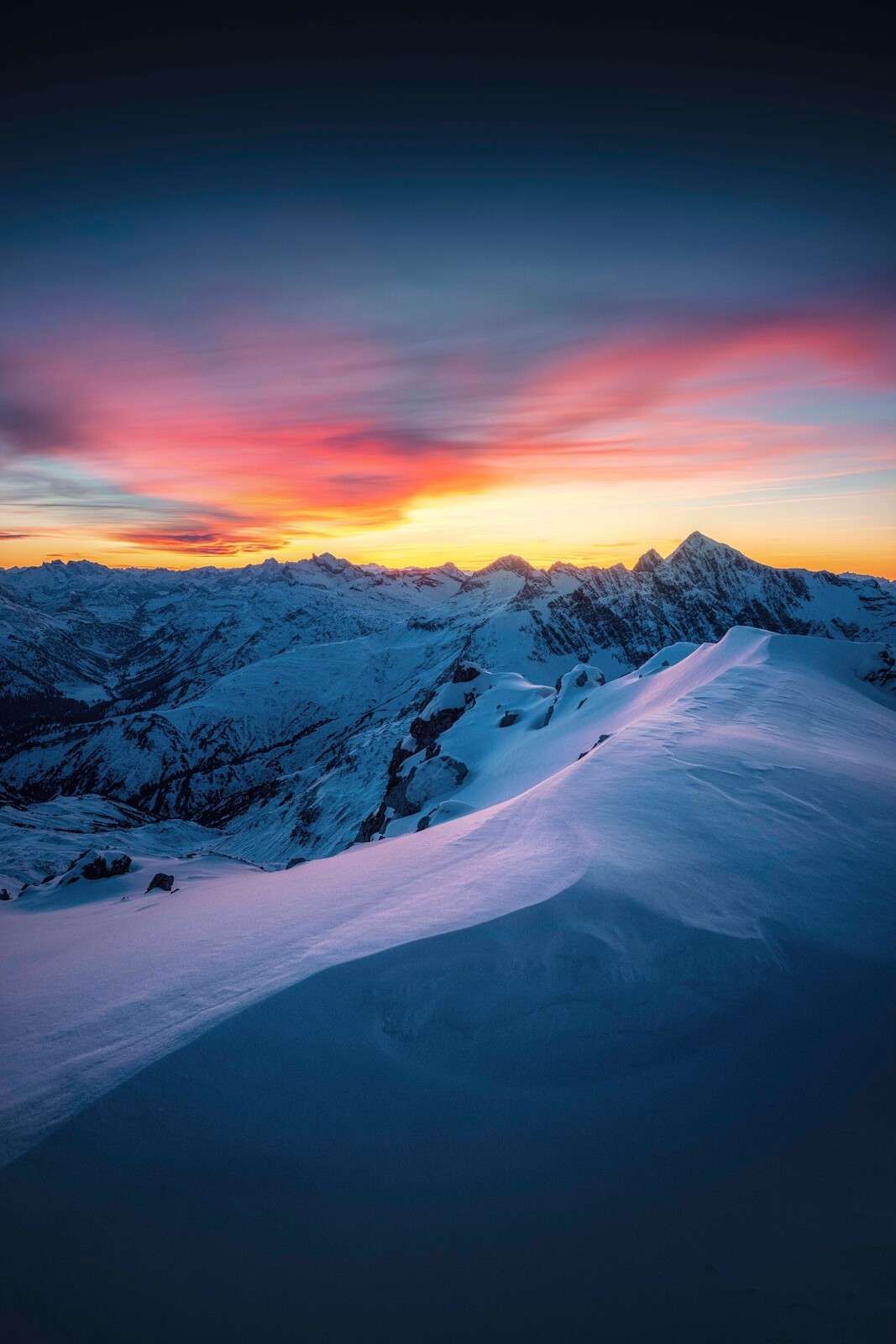 Besneeuwde pieken bij dageraad