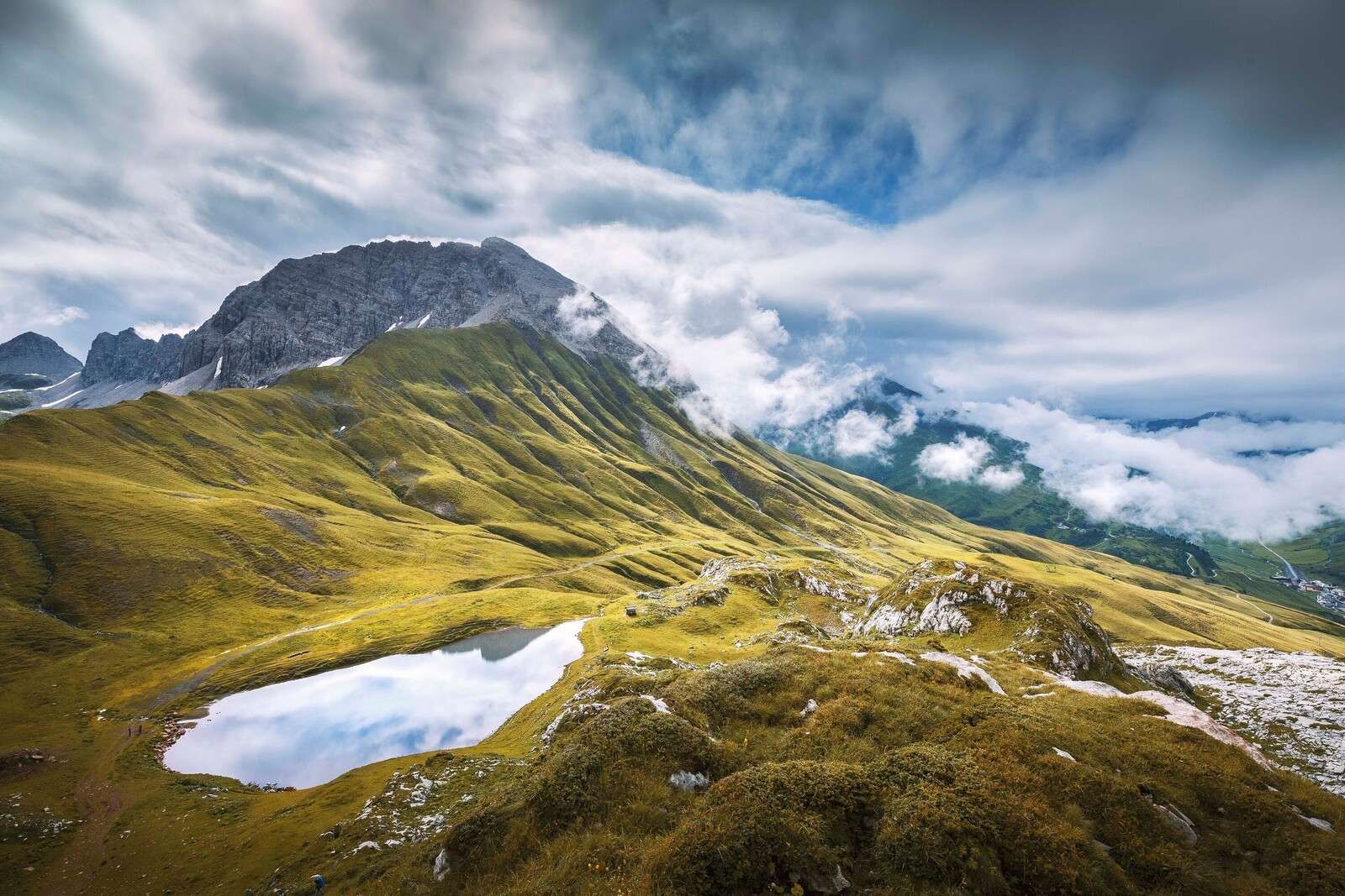 Berglandschap met wolken en bergmeer