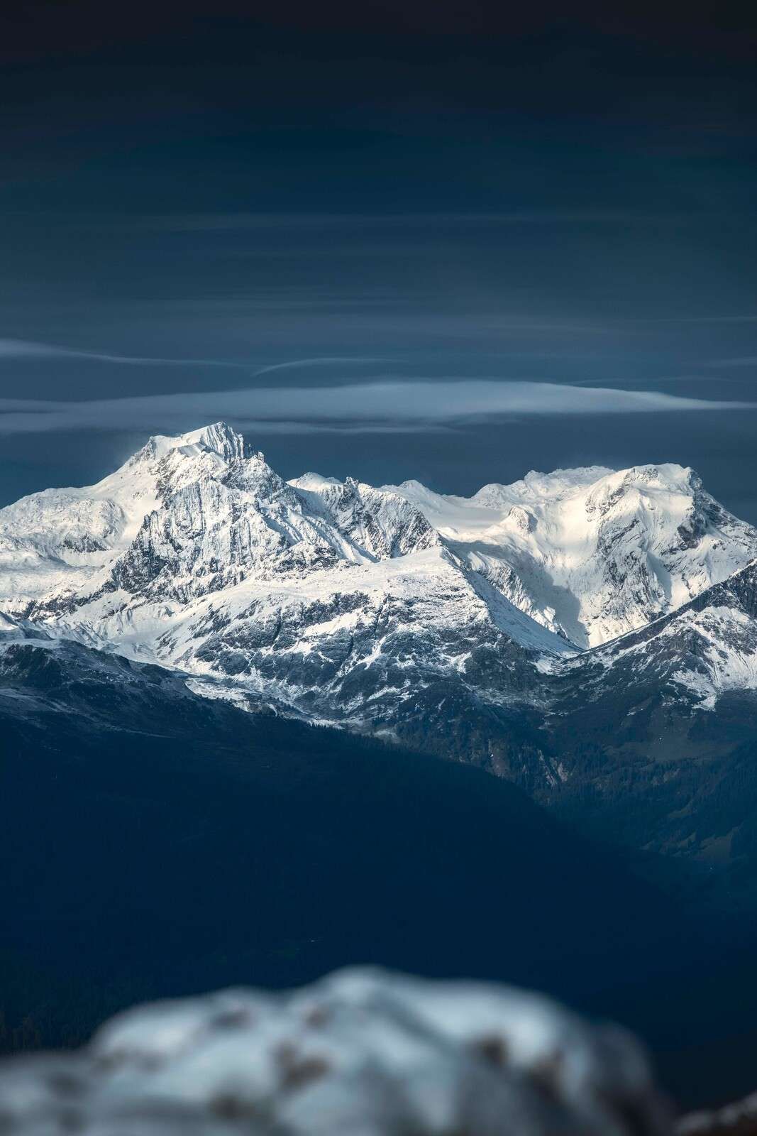 IJsblauwe toppen in stilte