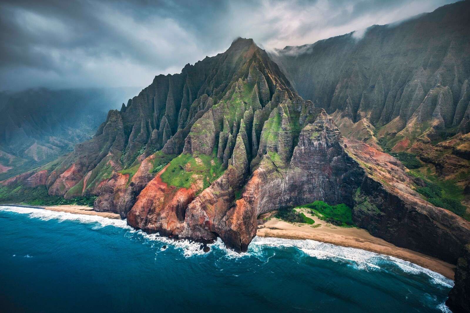 Dramatische kliffen aan turquoise kust