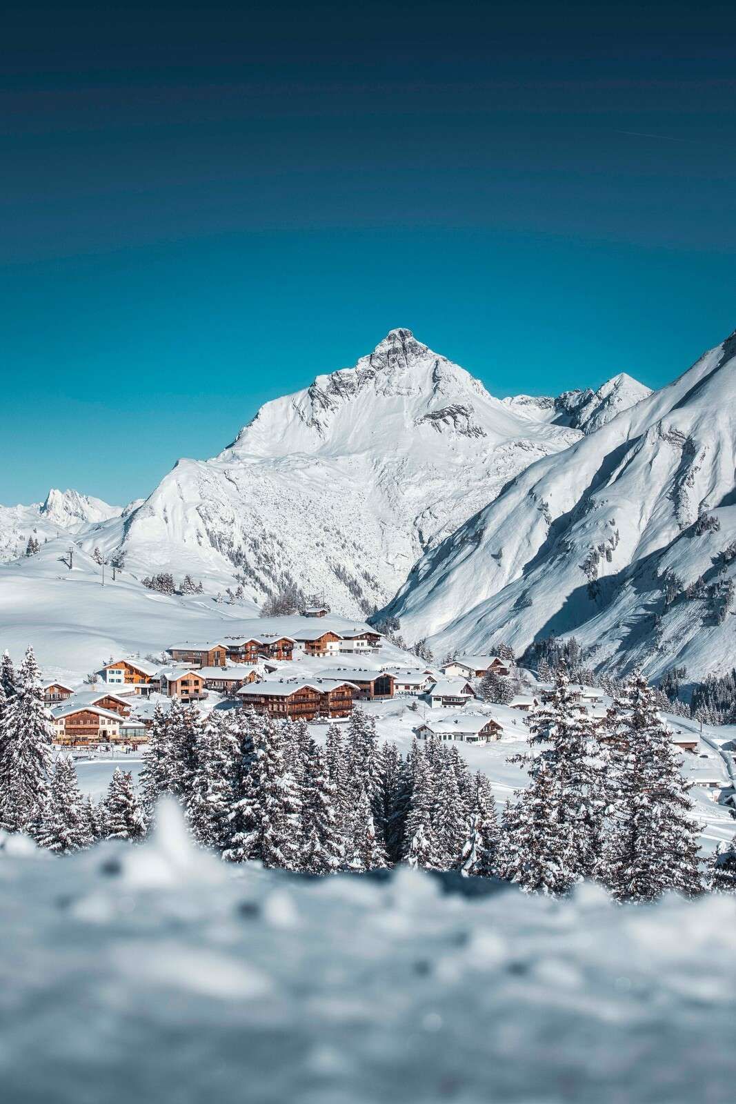 Berghutten onder winterse piek