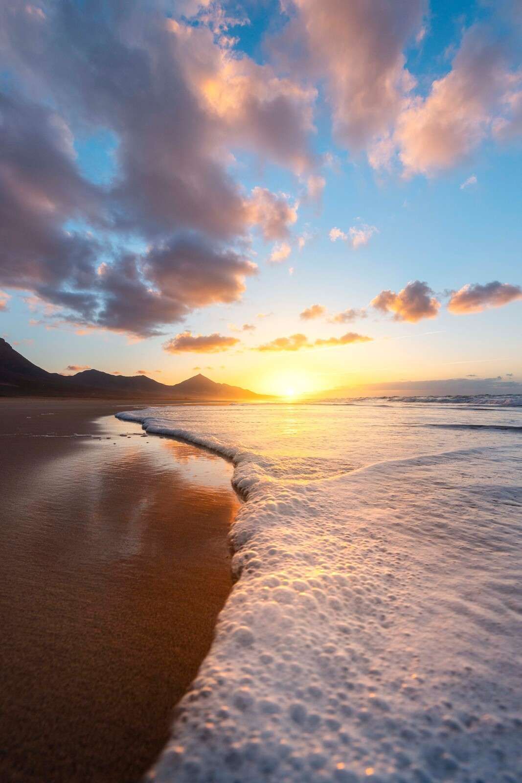 Gouden zonsondergang aan kustlijn